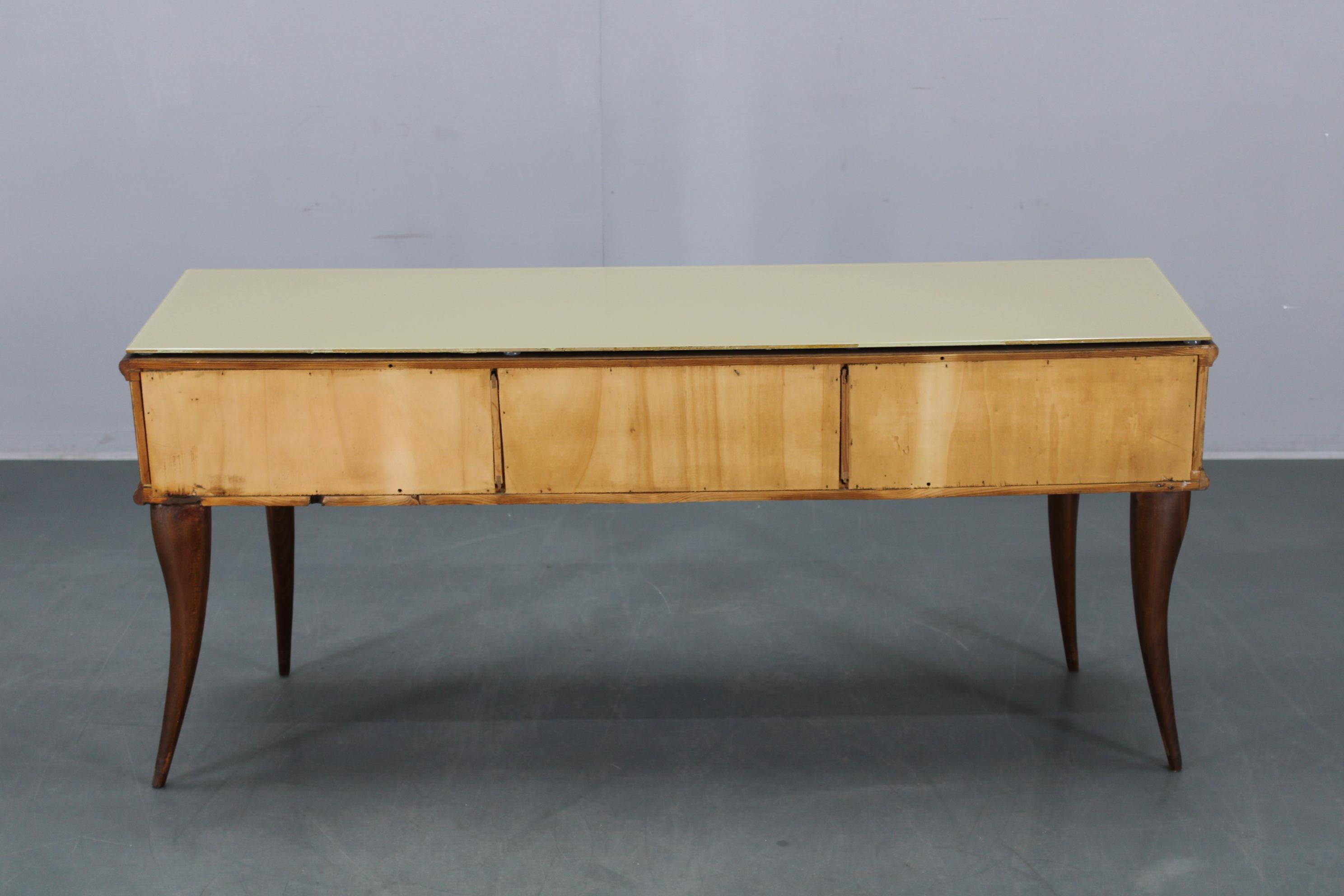 Consola italiana de los años 50 en acabado nogal con tapa de cristal en venta 4