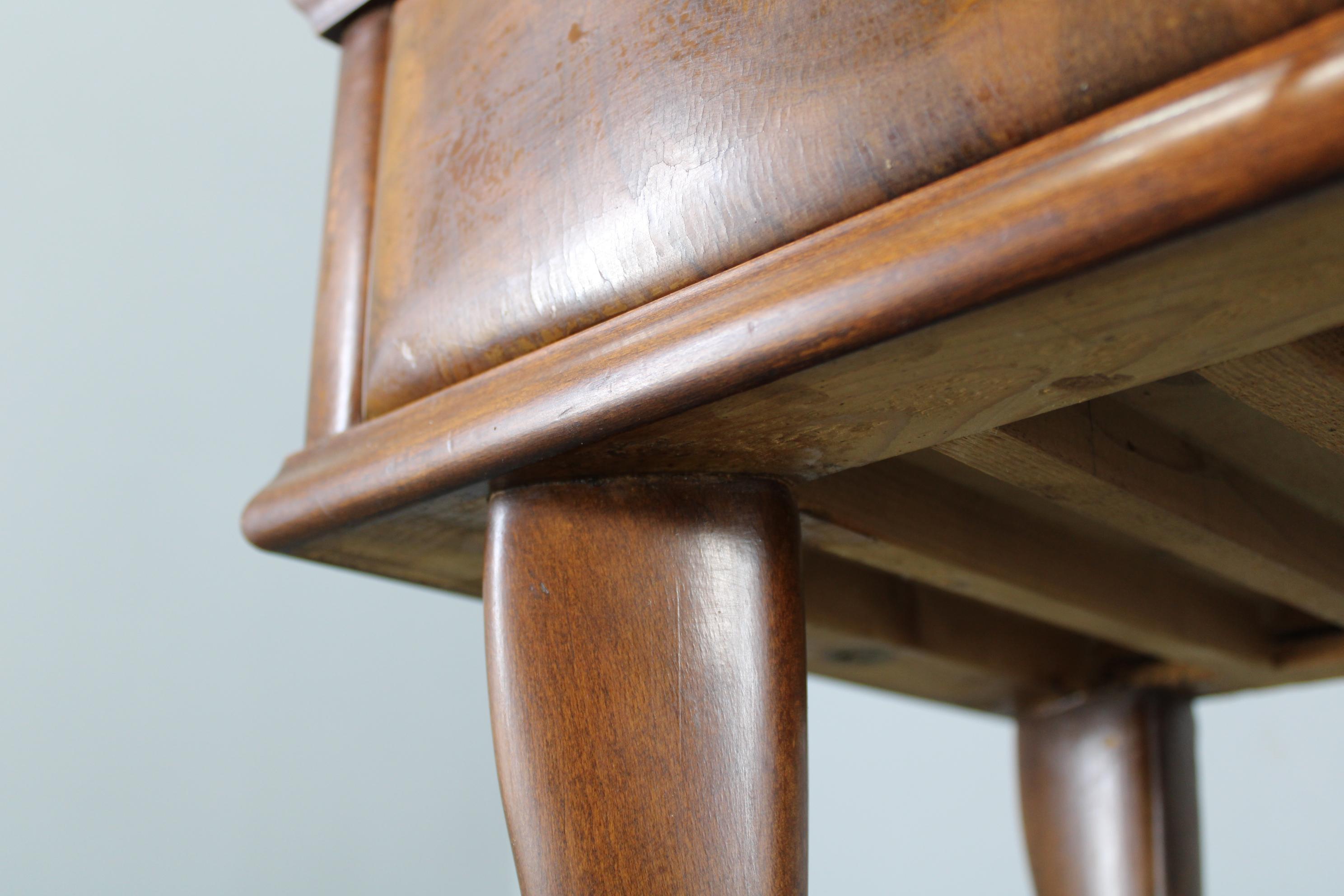 Consola italiana de los años 50 en acabado nogal con tapa de cristal en venta 8