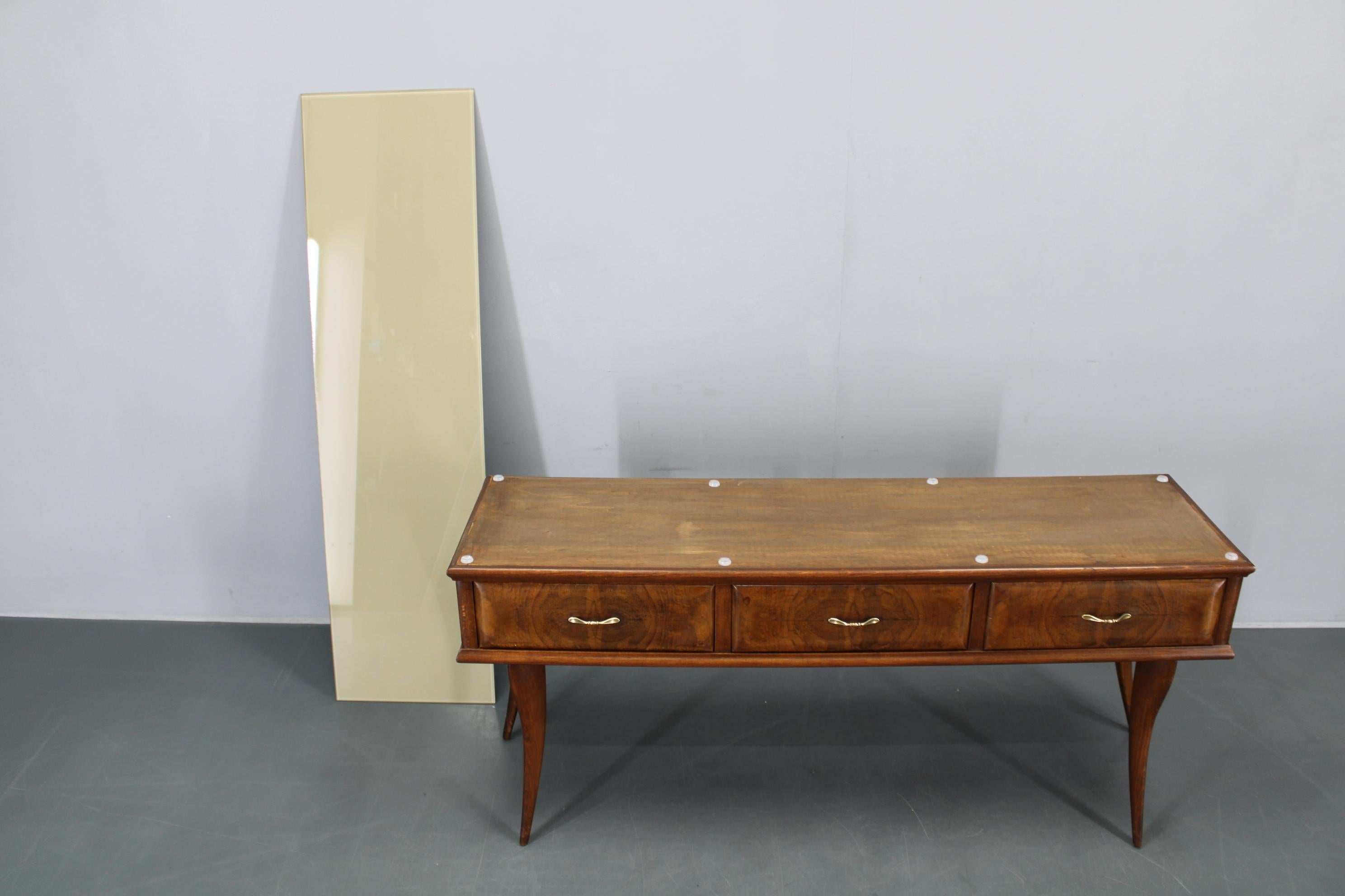 Consola italiana de los años 50 en acabado nogal con tapa de cristal en venta 9