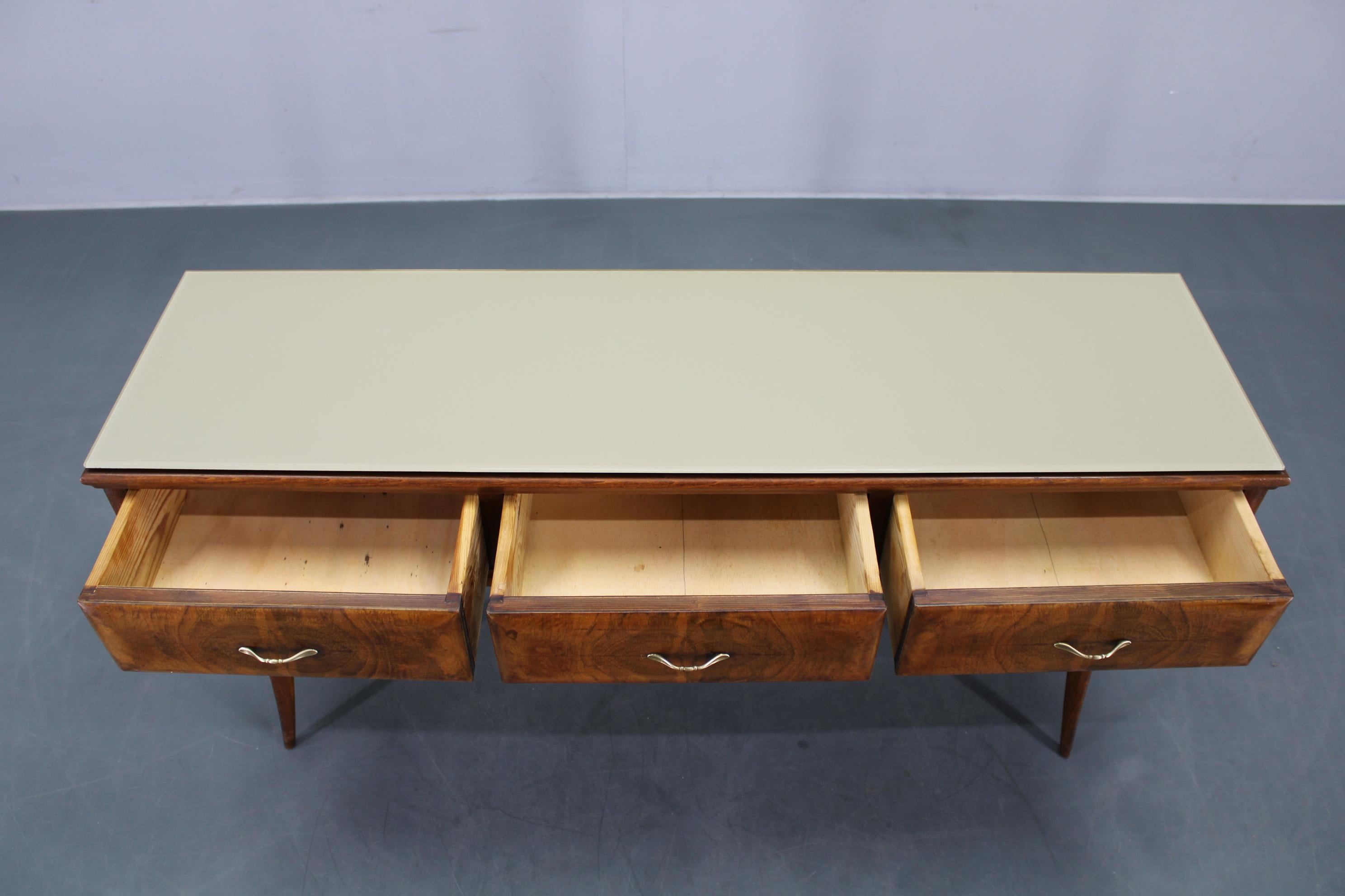 Consola italiana de los años 50 en acabado nogal con tapa de cristal Moderno de mediados de siglo en venta