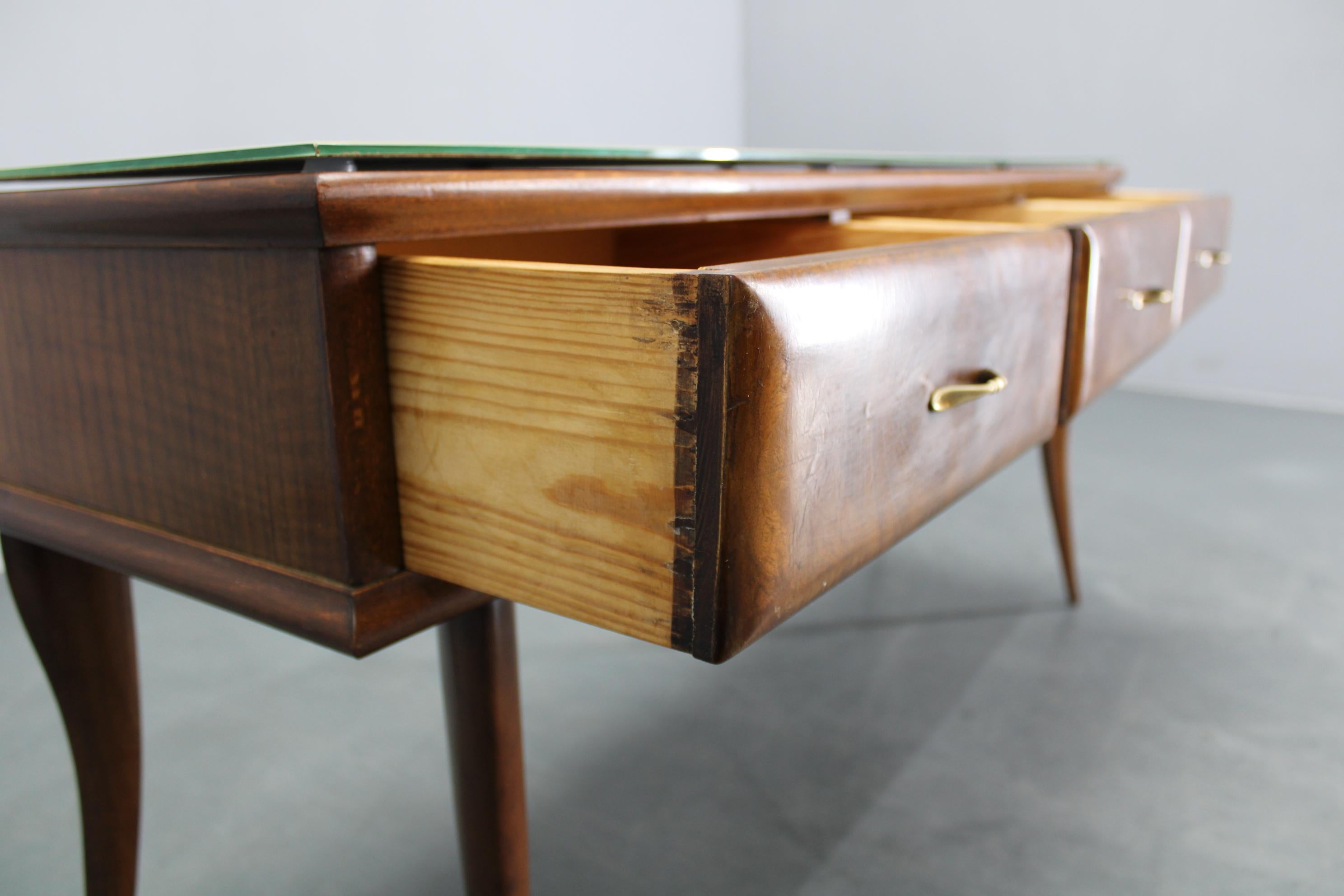 Consola italiana de los años 50 en acabado nogal con tapa de cristal Italiano en venta