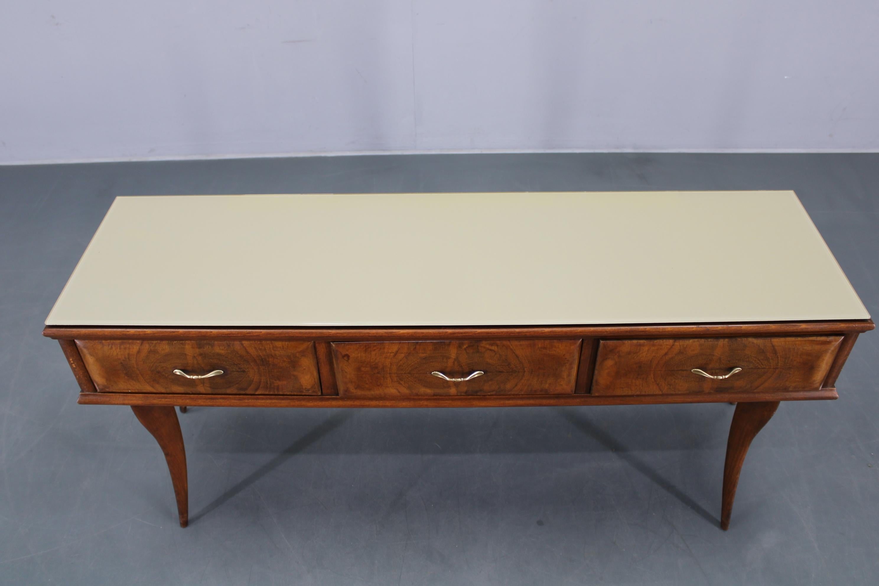 Consola italiana de los años 50 en acabado nogal con tapa de cristal en Bueno estado para la venta en Praha, CZ