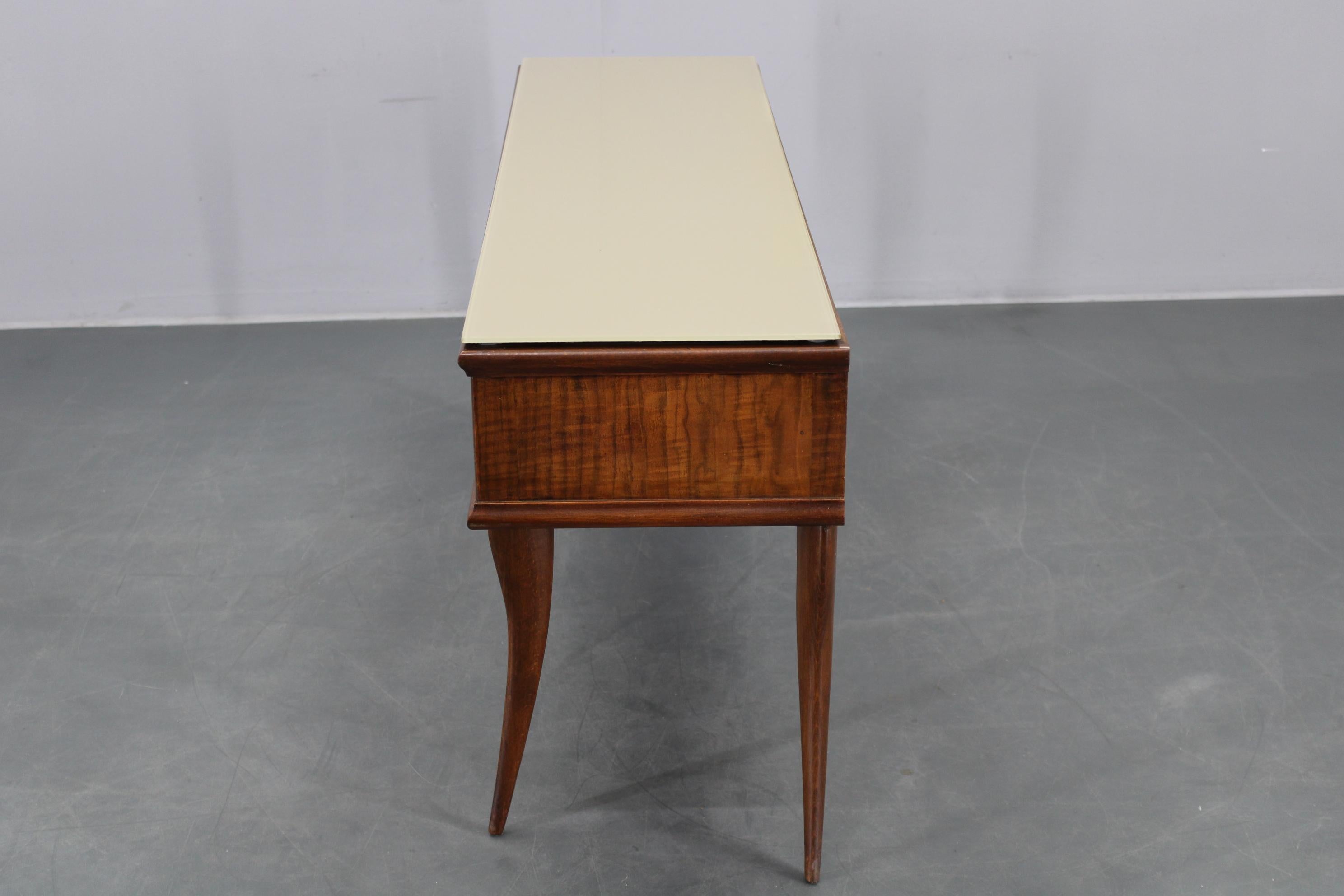 Consola italiana de los años 50 en acabado nogal con tapa de cristal en venta 2