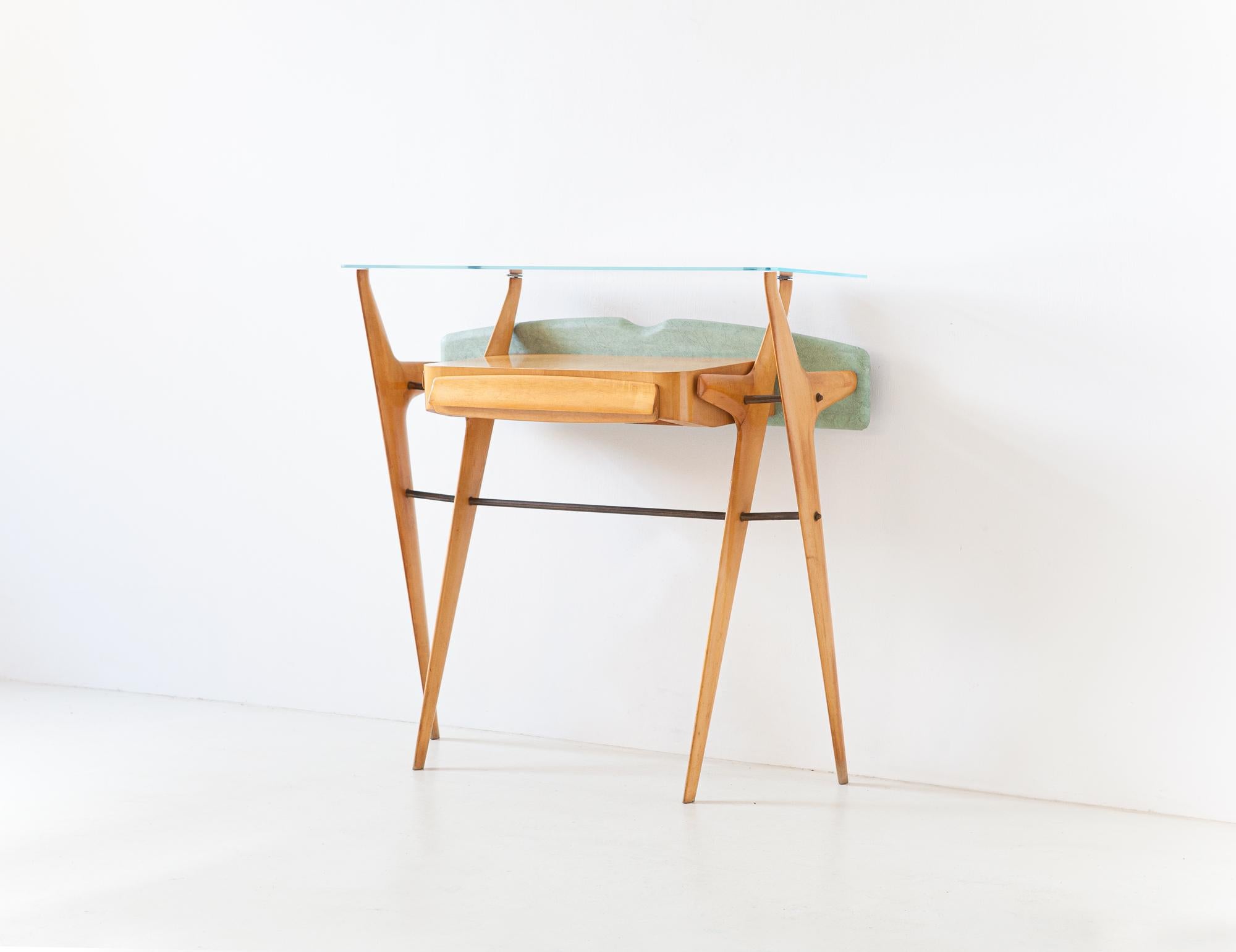 Verschönern Sie Ihre Einrichtung mit diesem exquisiten italienischen Konsolentisch aus den 1950er Jahren, der ein wahres Zeugnis der Kunstfertigkeit und des handwerklichen Könnens des italienischen Designs der Jahrhundertmitte darstellt. Dieses