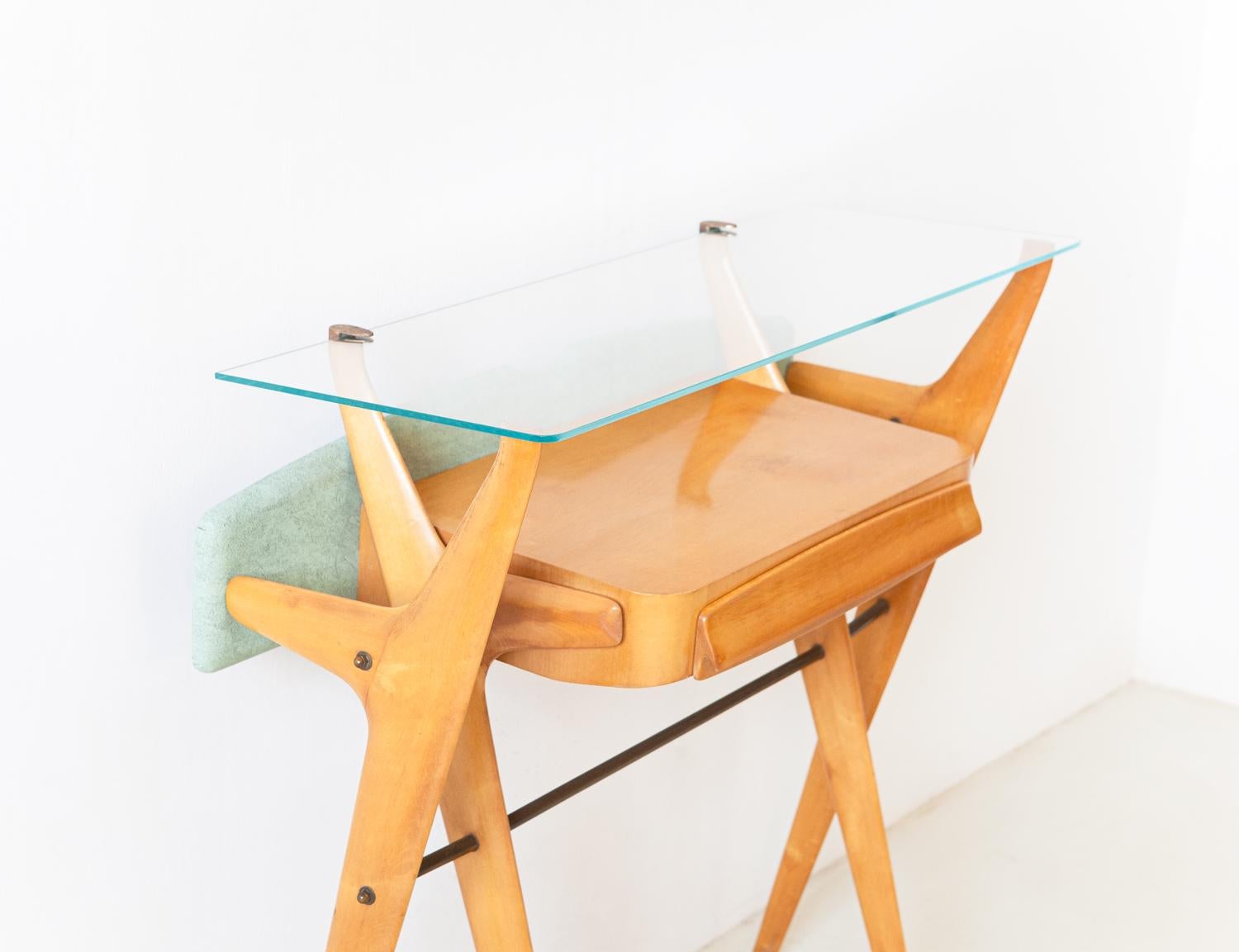 Italienischer Konsolentisch aus den 1950er Jahren: Ein skulpturales Meisterwerk des Mid-Century-Designs (Messing) im Angebot