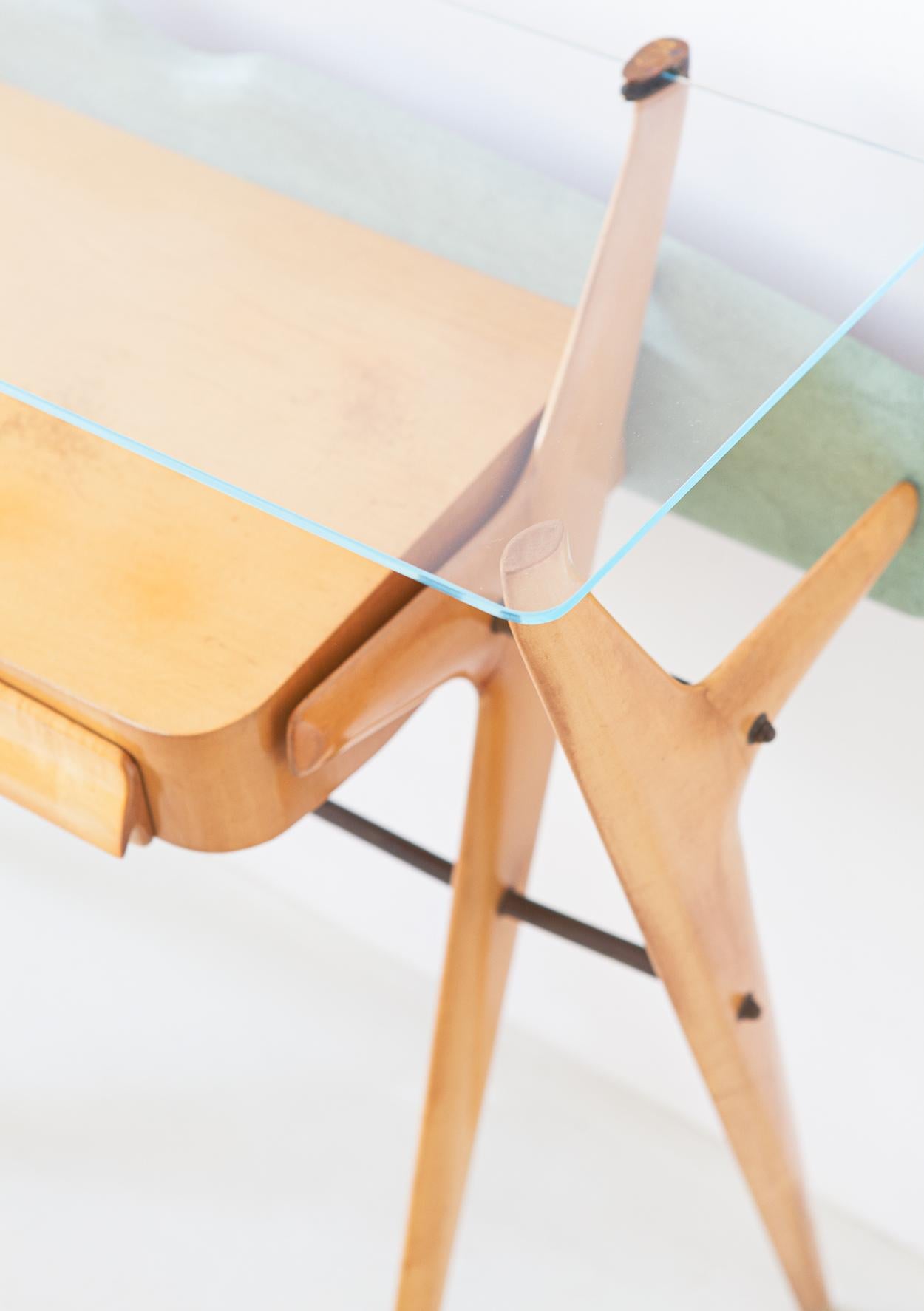 Italienischer Konsolentisch aus den 1950er Jahren: Ein skulpturales Meisterwerk des Mid-Century-Designs im Angebot 2