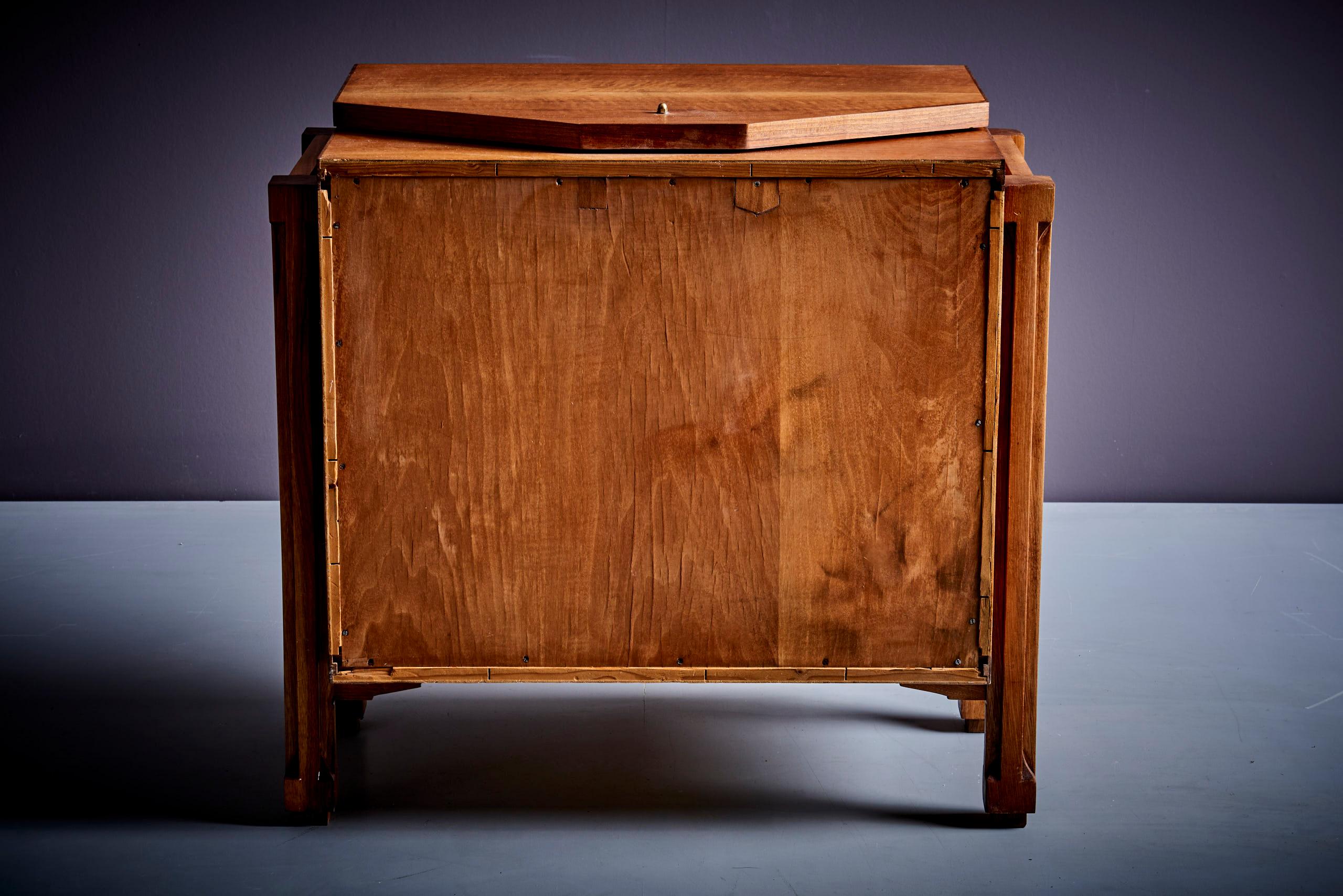 1950s Italian constructivism studio sideboard or credenza made in walnut  For Sale 7