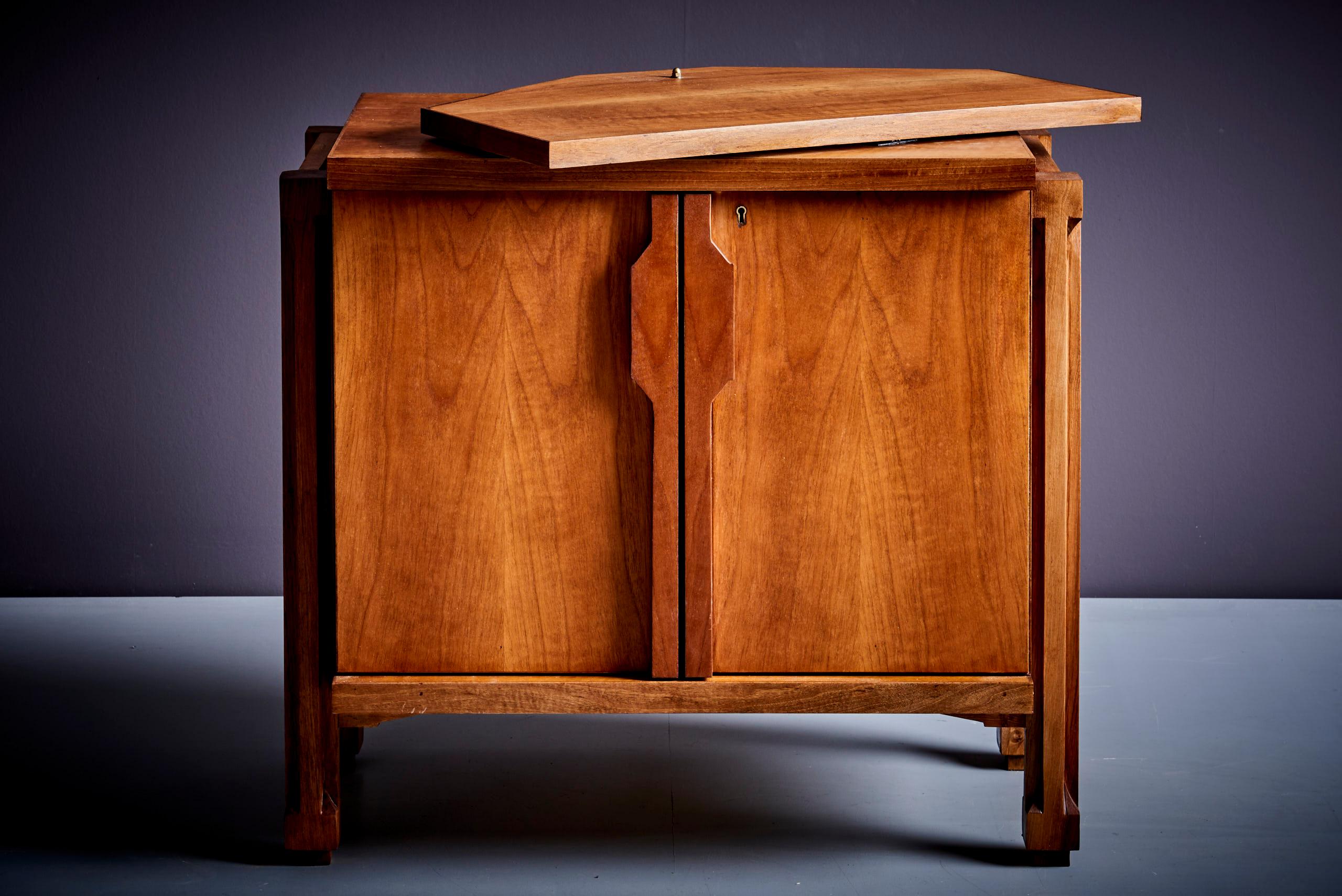 1950s Italian constructivism studio sideboard or credenza made in walnut  For Sale 1