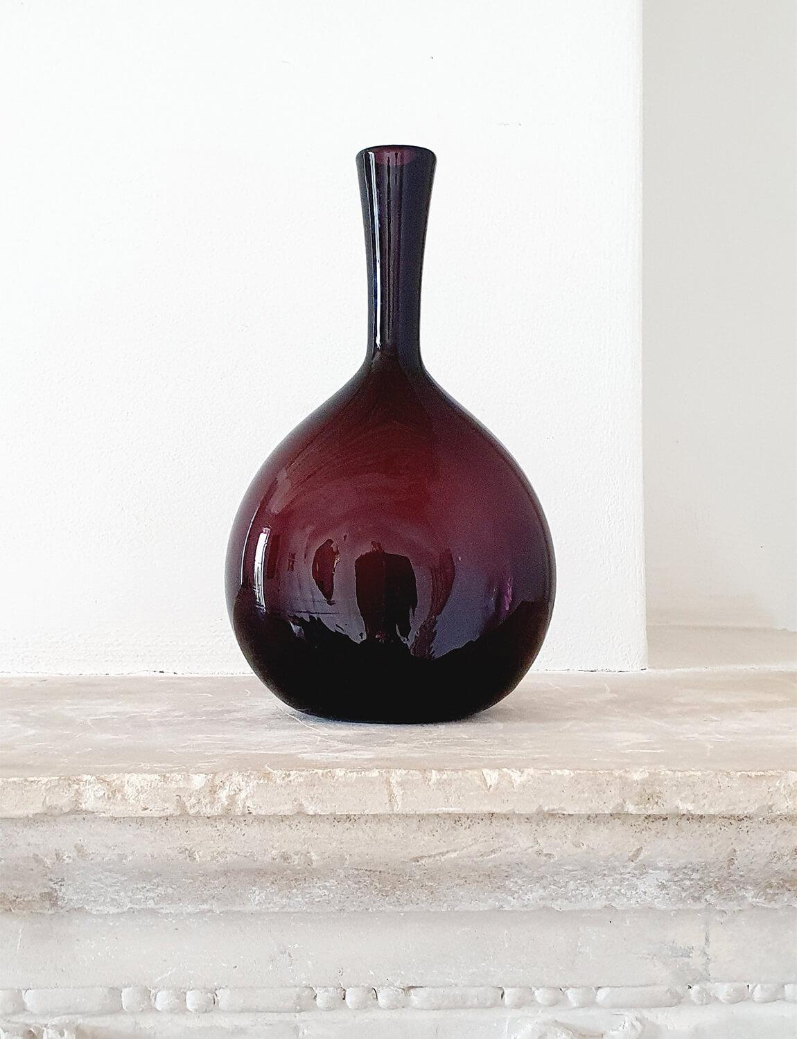 Mid-Century Modern 1950s Italian Cranberry Coloured Hand-Blown Empoli Glass Bottle For Sale