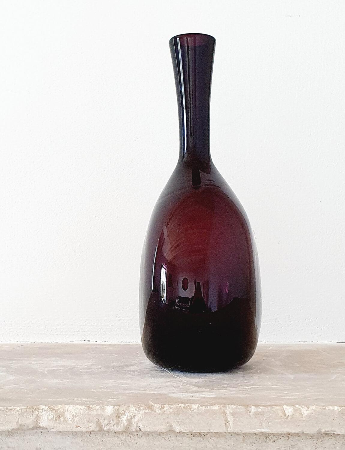1950s Italian Cranberry Coloured Hand-Blown Empoli Glass Bottle In Excellent Condition For Sale In Roma, IT