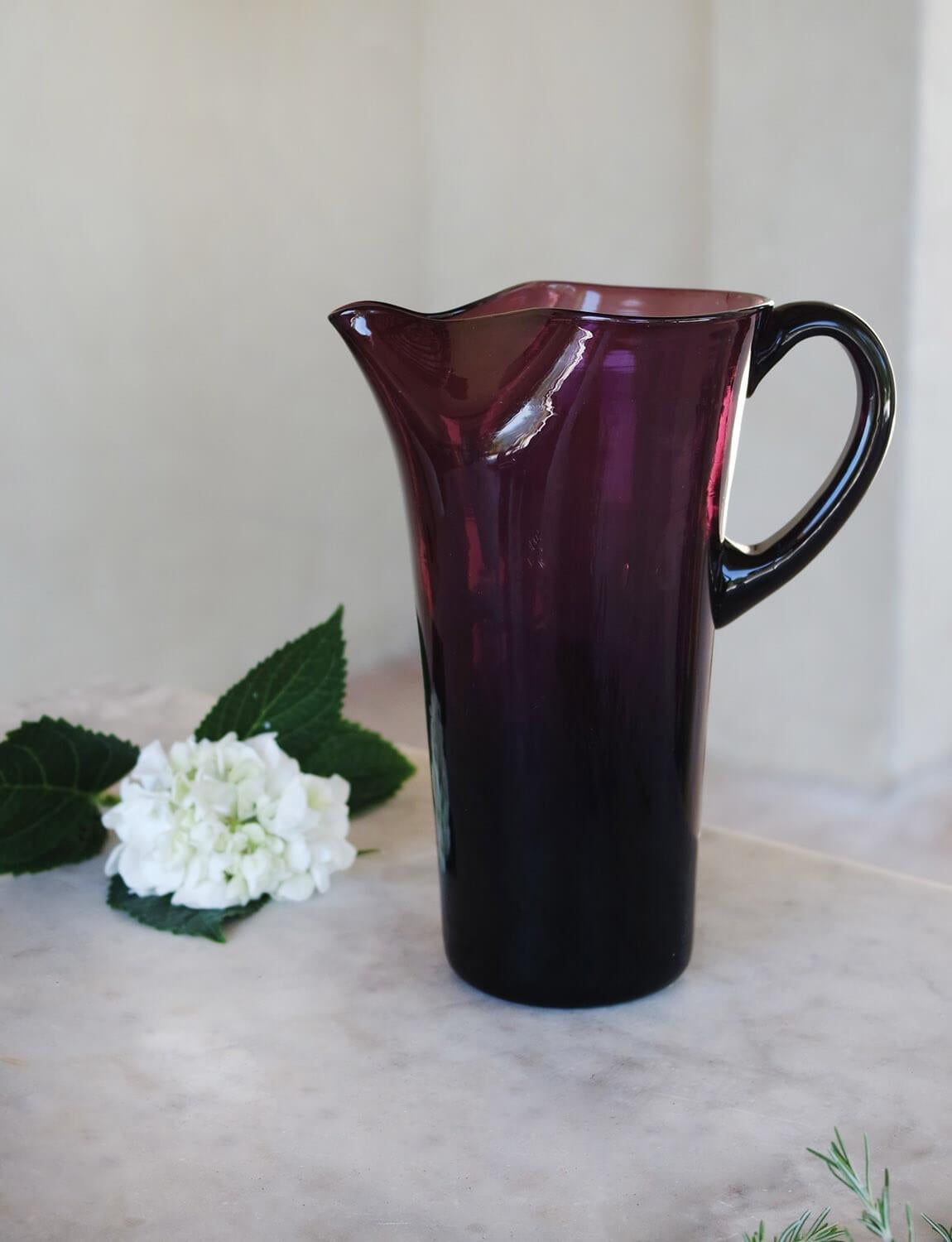 An Italian hand-blown Empoli Glass Jug and Glasses (Five Glasses) Set made in a cranberry coloured (dark purple) glass. This exceptional set was hand-blown in Empoli in the 1950s. In the last century Empoli in Tuscany was one of the most famous