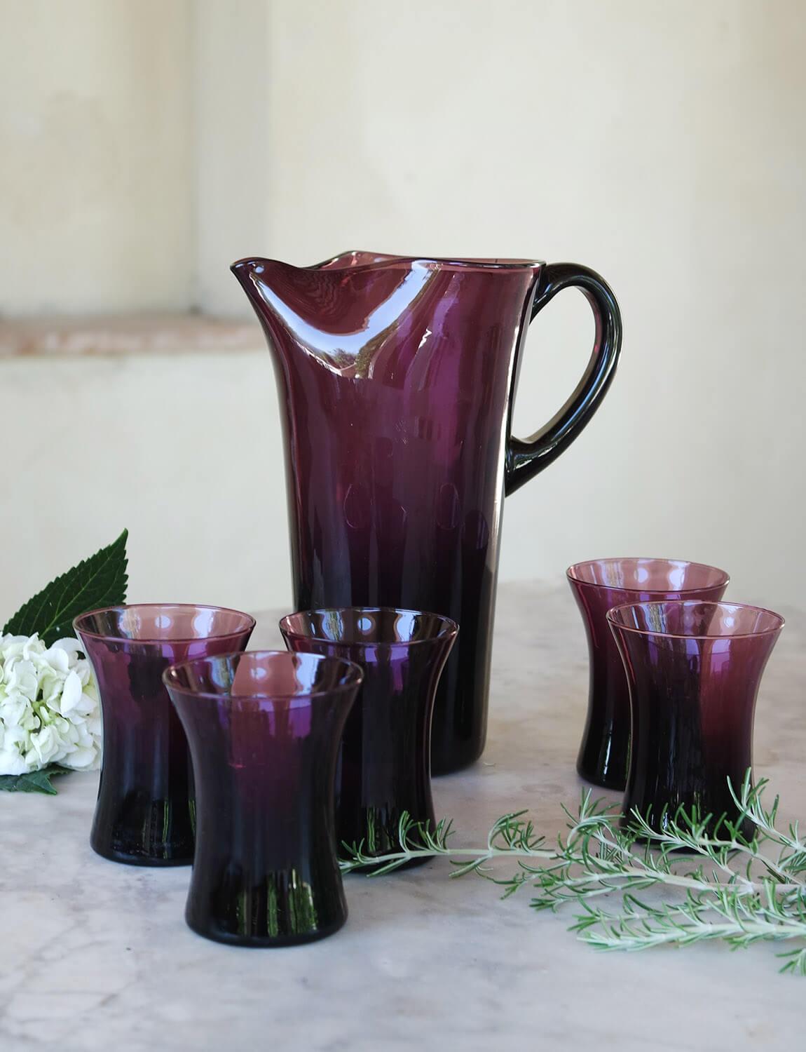1950s Italian Cranberry Hand-Blown Empoli Glass Jug and Glasses Set In Excellent Condition In Florence, Tuscany