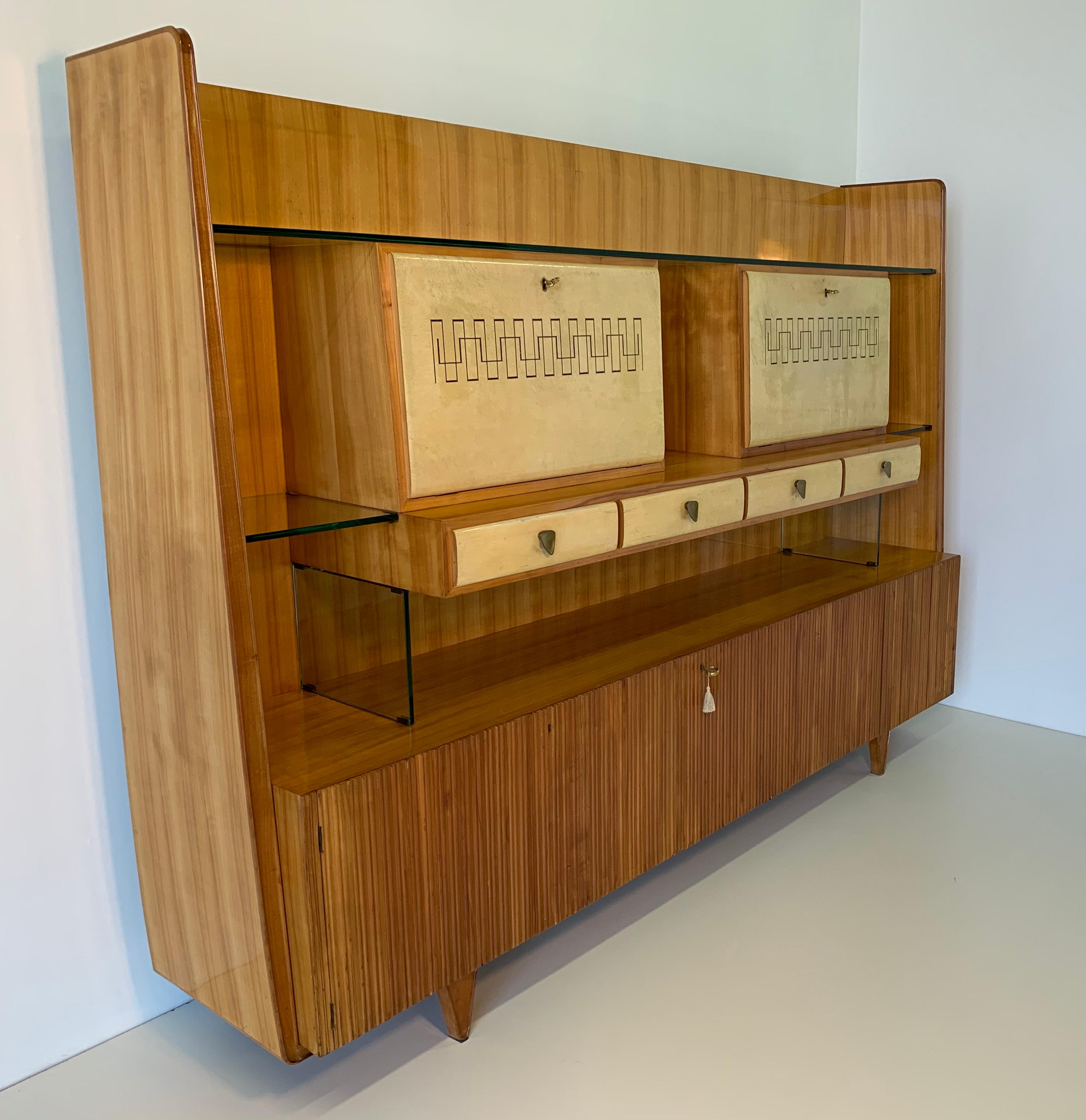 Rare high sideboard from the 1950s produced in Italy in Cantù by the company 'F.lli Cappelletti fu Natale' for the 'Permanente Mobili Cantù' most likely based on a design by Gio Ponti.
The whole piece of furniture is covered with cherrywood with