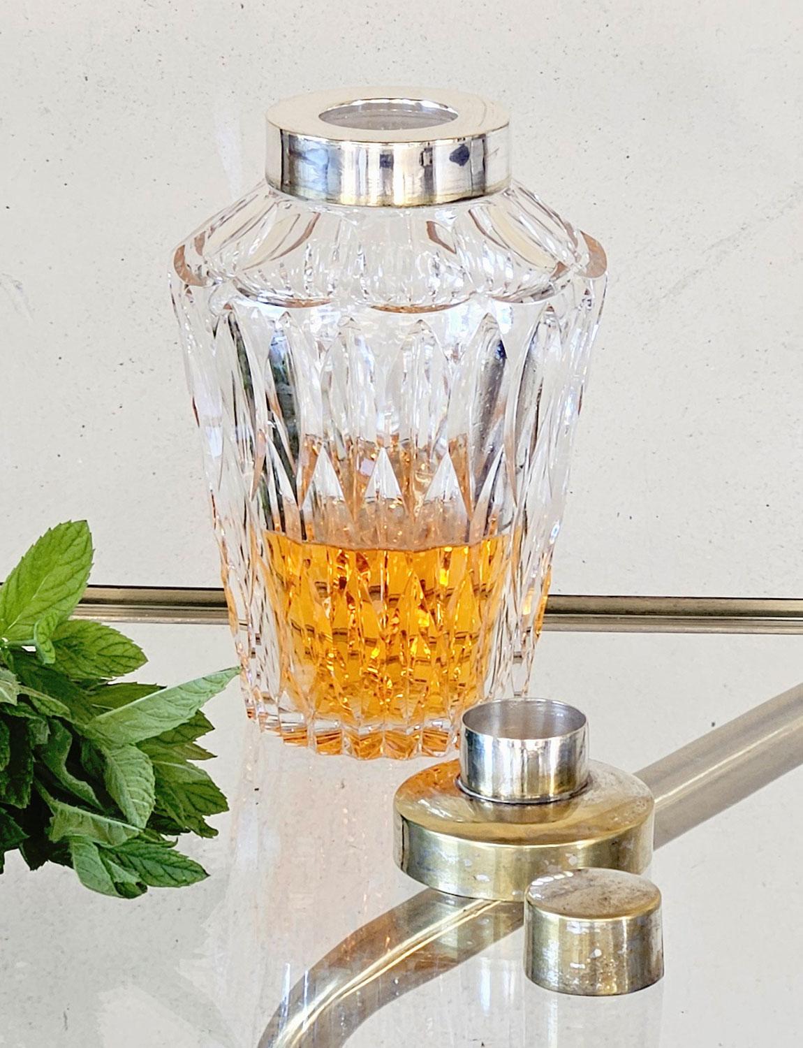 A very elegant cut glass crystal Italian cocktail shaker made in the 1950s and still in excellent condition. The shaker has a silver plated cap and sieved top for straining cocktails. A beautiful addition to a home bar.