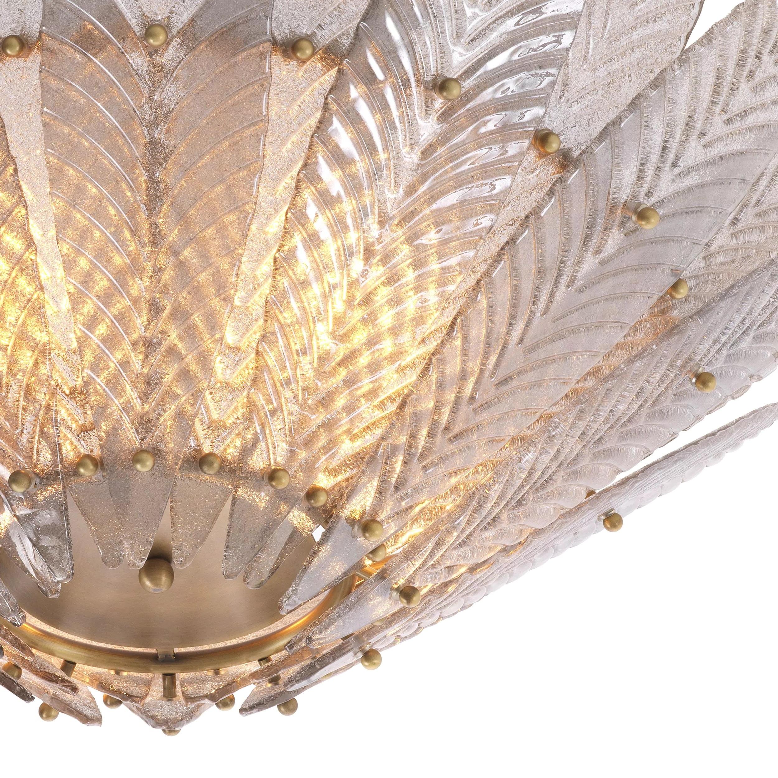1950er Jahre italienisches Design und Art Deco-Stil Messing und Glas Blume Kronleuchter aus einer Messing-Metall-Struktur mit handgefertigten Glasblume förmigen Schatten geschmückt. 4 E14 Glühbirnen sind erforderlich.