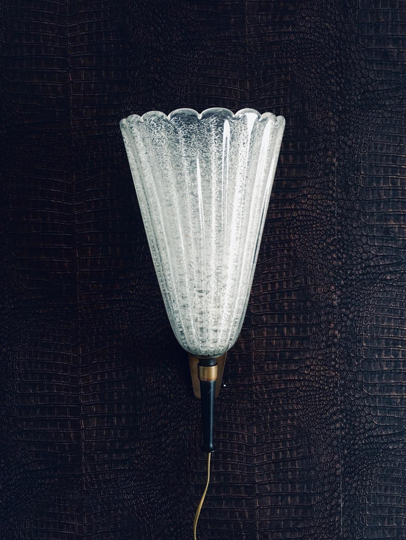 Vintage Midcentury Italian Design Art Glass Wall Lamp von Barovier&Toso. Hergestellt in Italien, 1950er Jahre. Großer Kelch aus Kunstglas auf 2-tönigem Messing-Wandhalter. Diese Leuchte hat den typischen, handgefertigten Kelch aus Milchglas. Eine