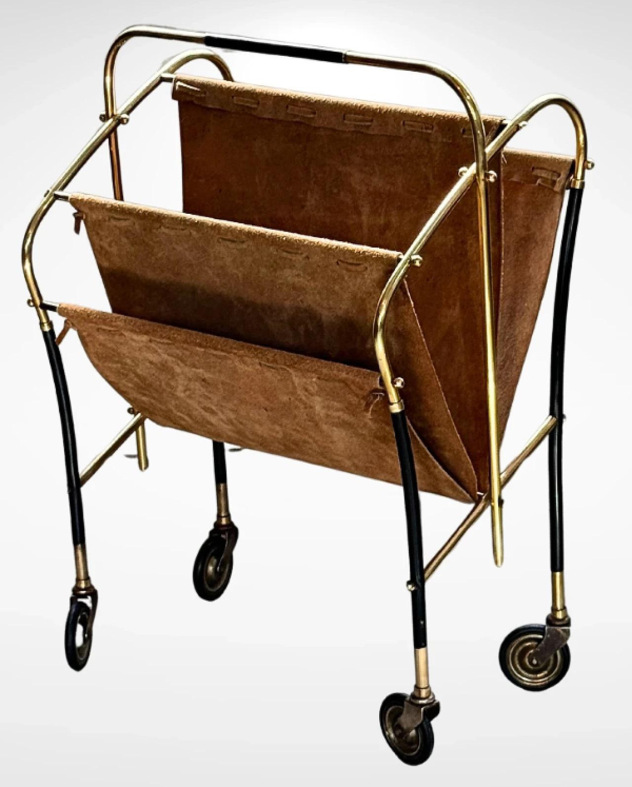 Grazioso portariviste realizzato con struttura in tondino di ottone con sezioni smaltate nere a contrasto. Porta riviste in vera pelle scamosciata, diviso in quattro scomparti. Ogni vassoio presenta una finitura intrecciata a mano sul bordo. Mobil