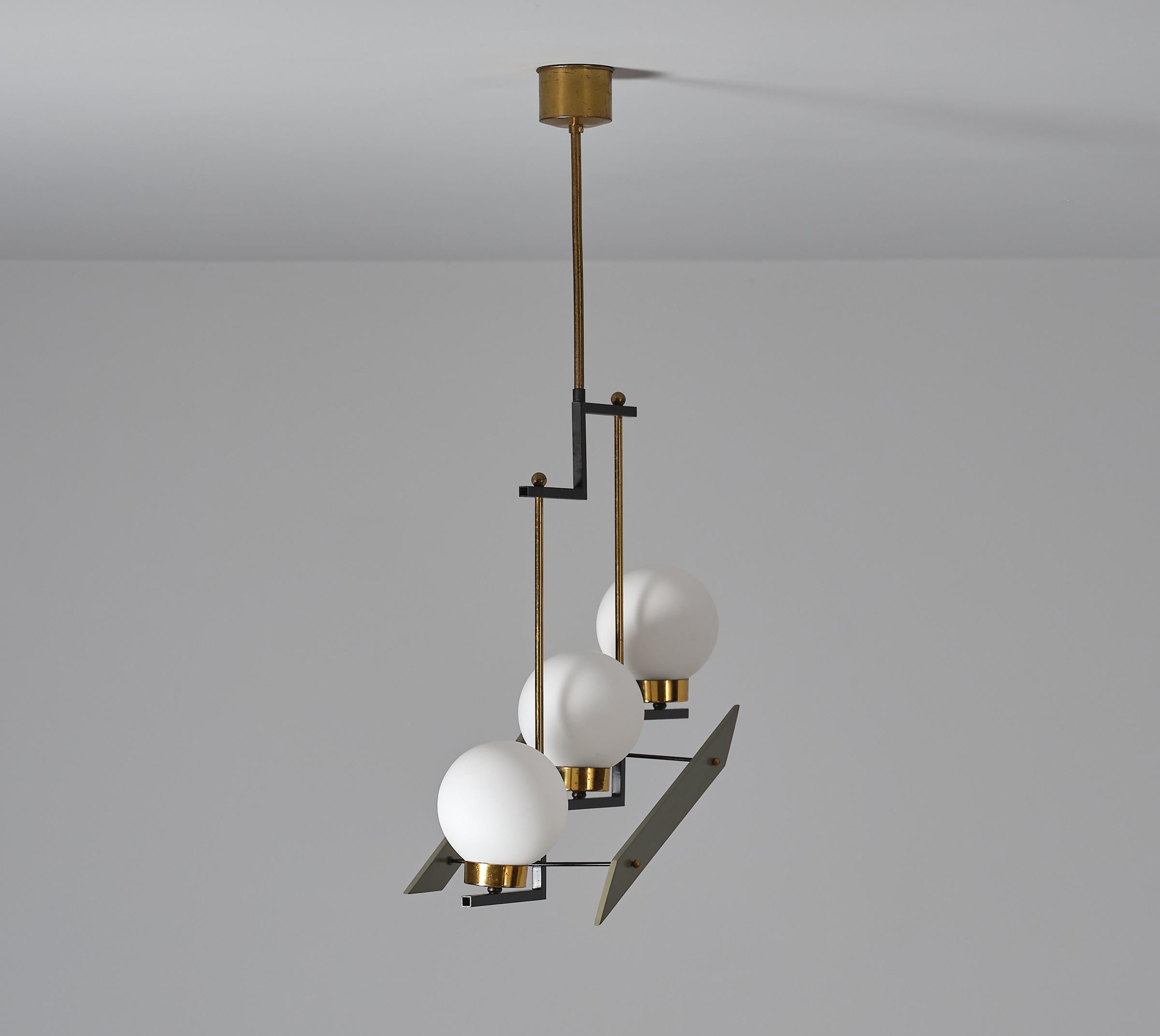 1950s Italian Design Chandelier - Elegant Modernity with Three Lights In Good Condition For Sale In Rome, IT