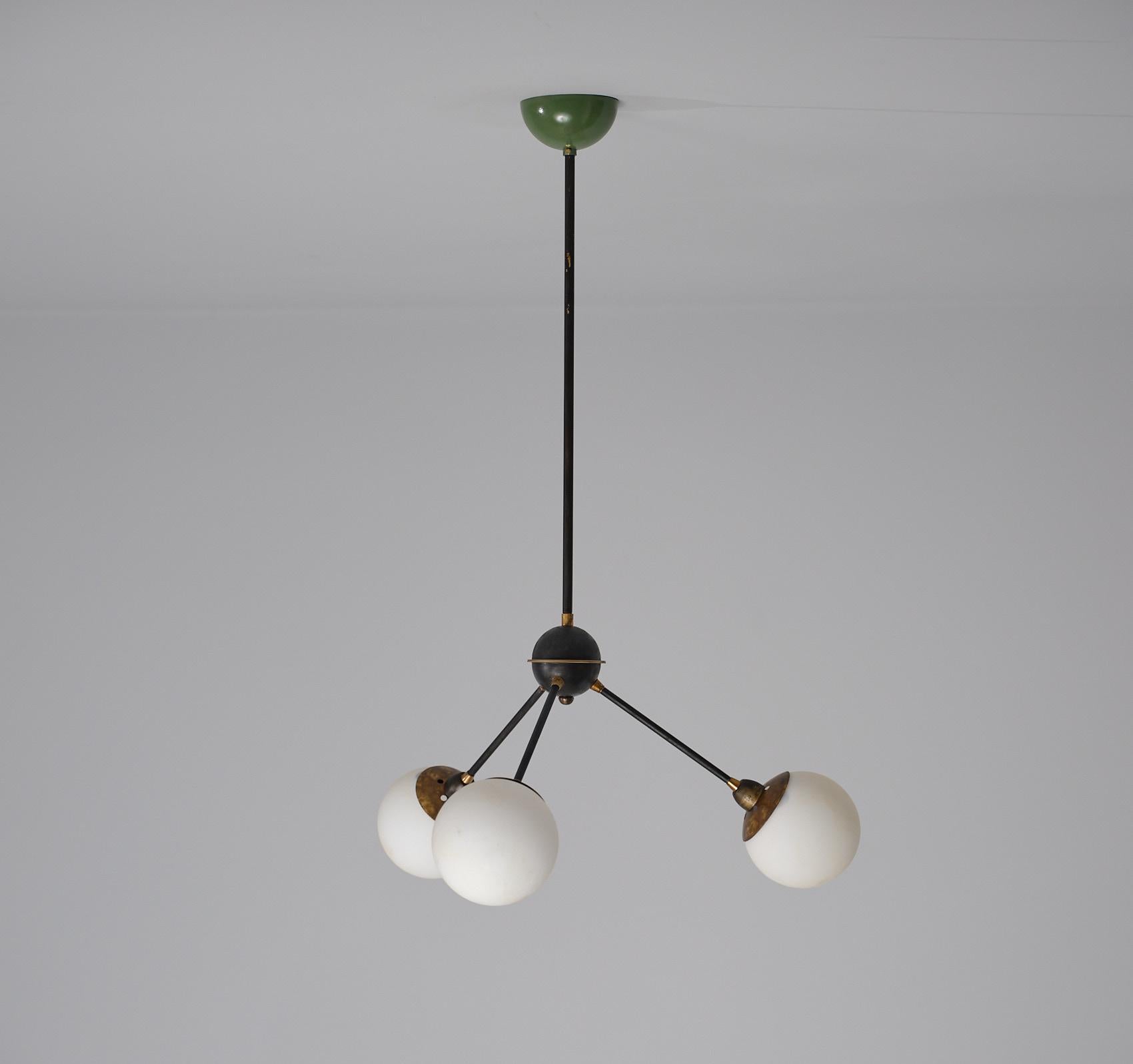 Lampadario di design italiano anni '50 in ottone con tre luci in vendita 3