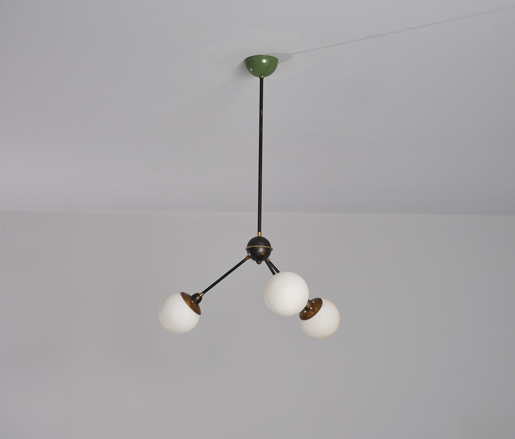 Lampadario di design italiano anni '50 in ottone con tre luci in vendita 4