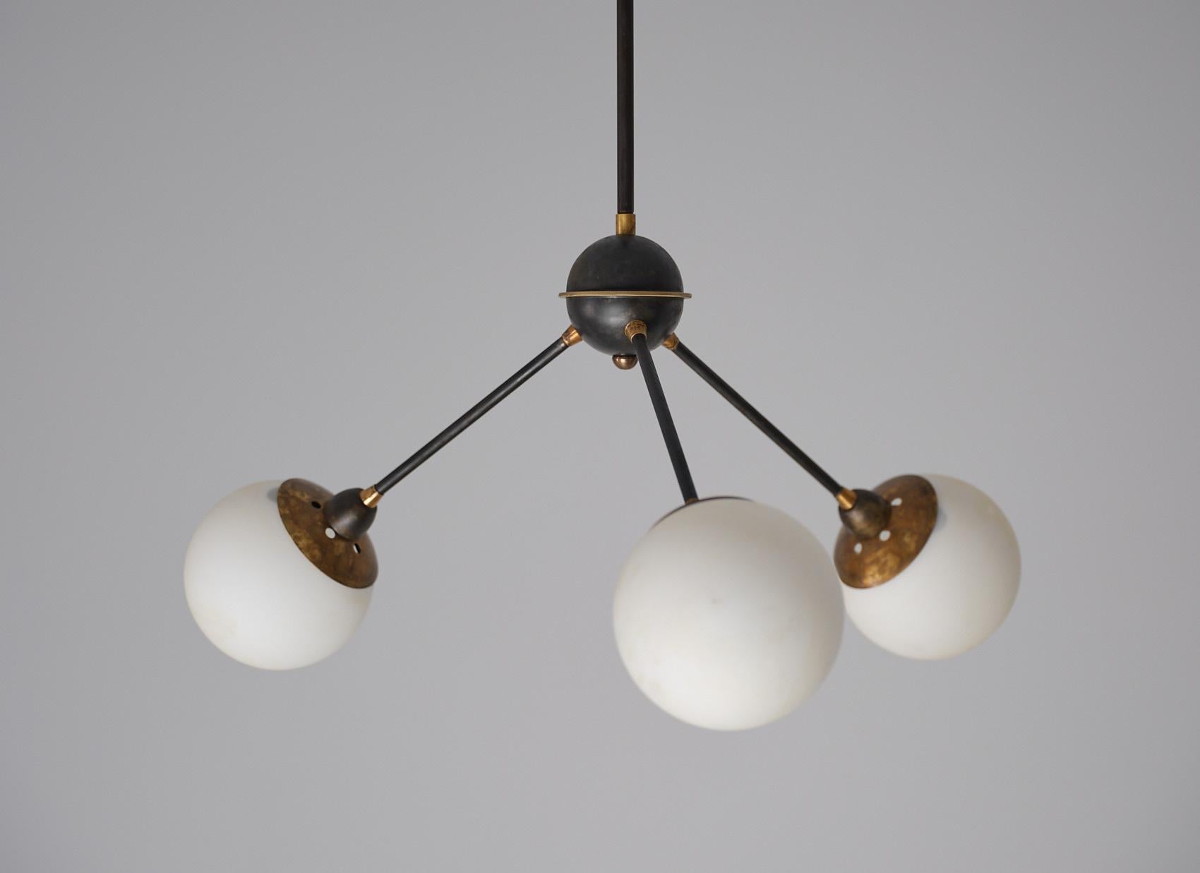 Mid-Century moderno Lampadario di design italiano anni '50 in ottone con tre luci in vendita