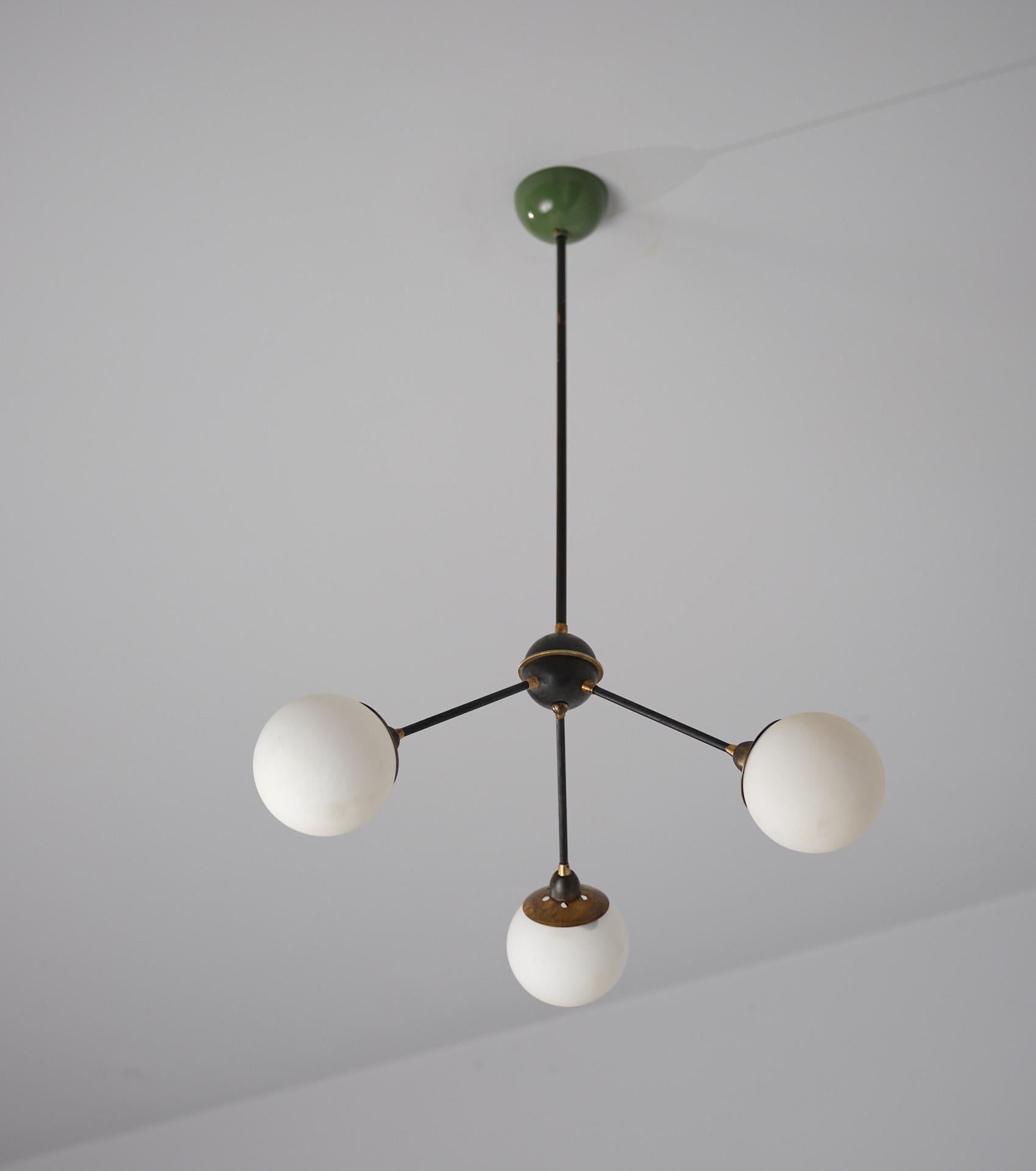 Italiano Lampadario di design italiano anni '50 in ottone con tre luci in vendita