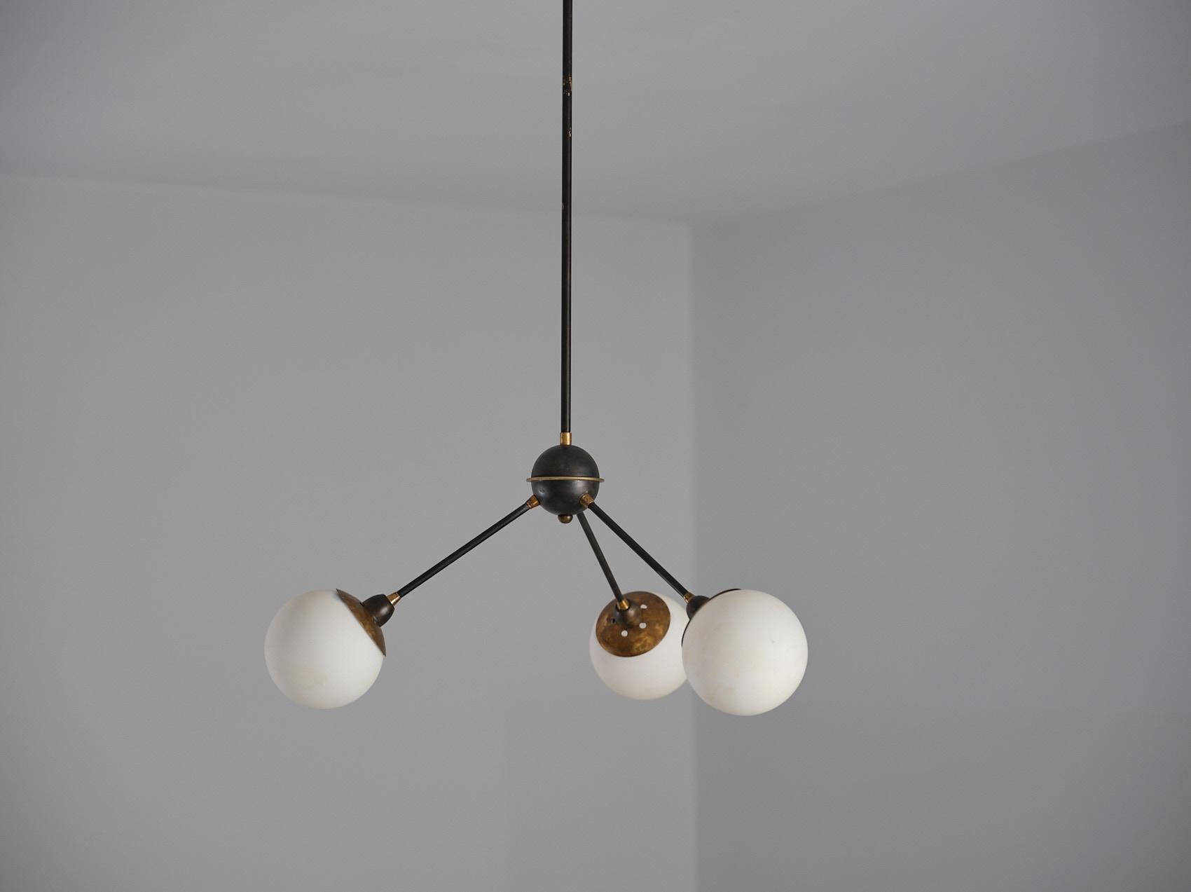 Lampadario di design italiano anni '50 in ottone con tre luci In condizioni buone in vendita a Rome, IT