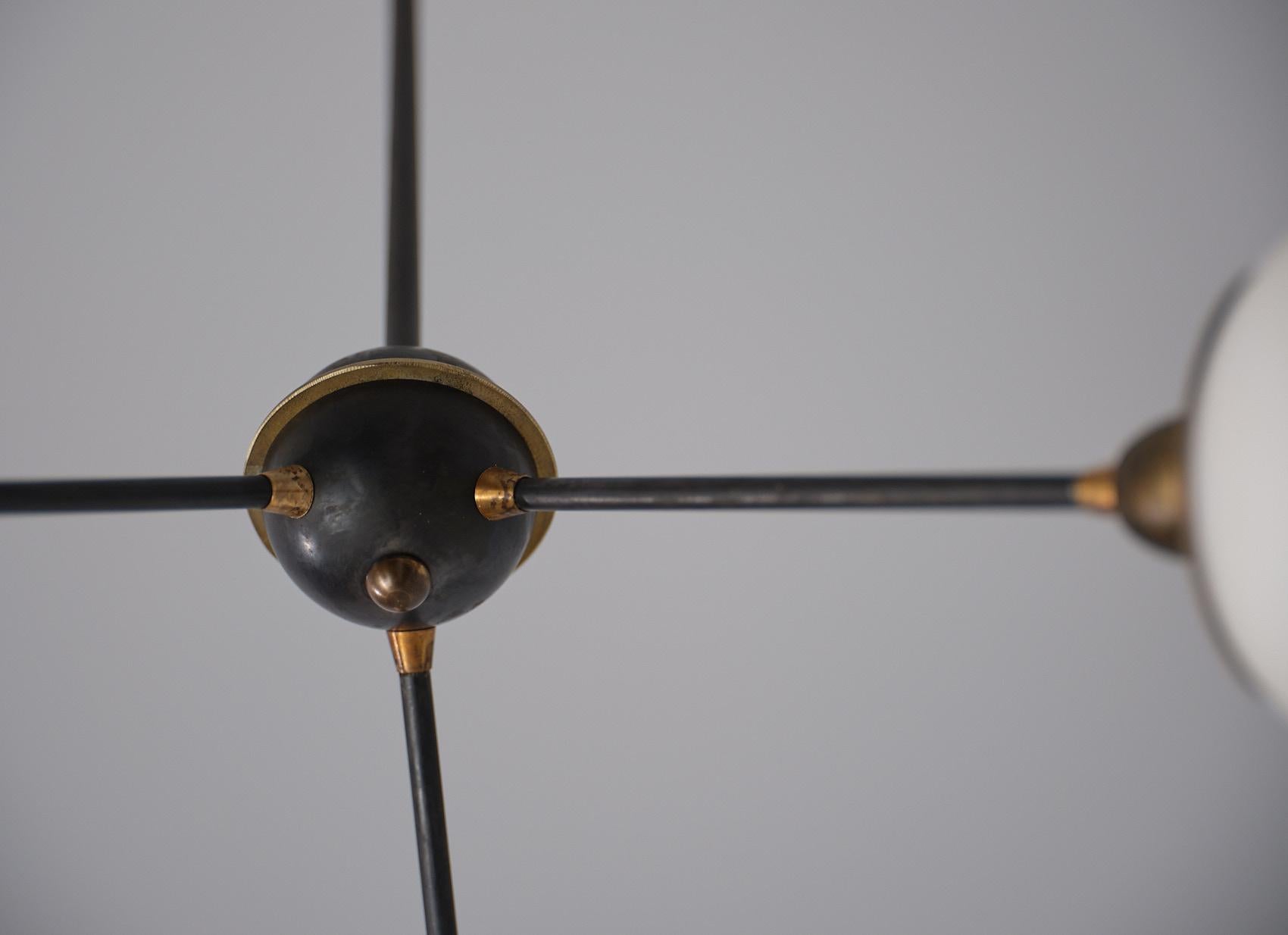Metà XX secolo Lampadario di design italiano anni '50 in ottone con tre luci in vendita