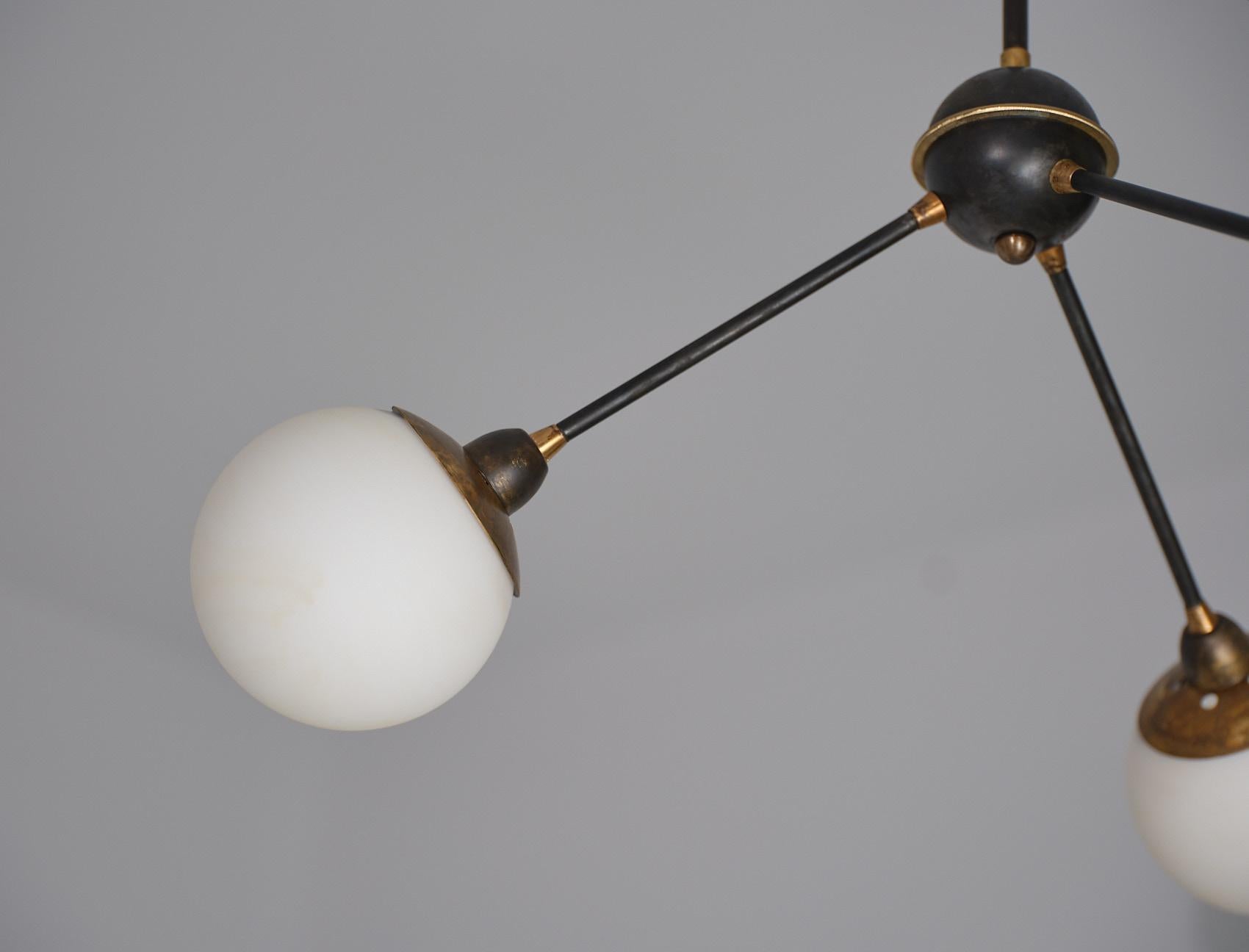 Ottone Lampadario di design italiano anni '50 in ottone con tre luci in vendita