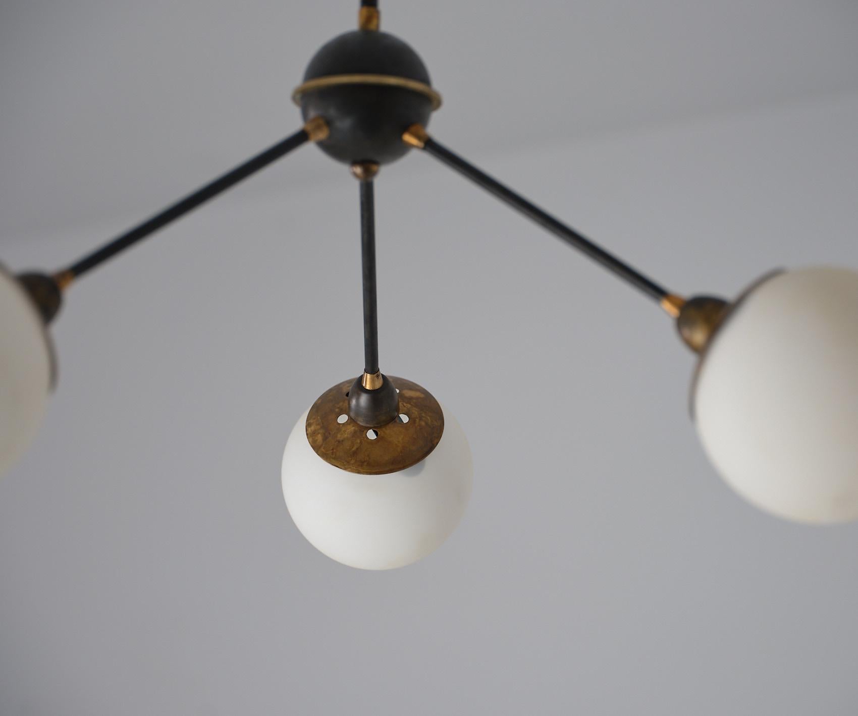 Lampadario di design italiano anni '50 in ottone con tre luci in vendita 1