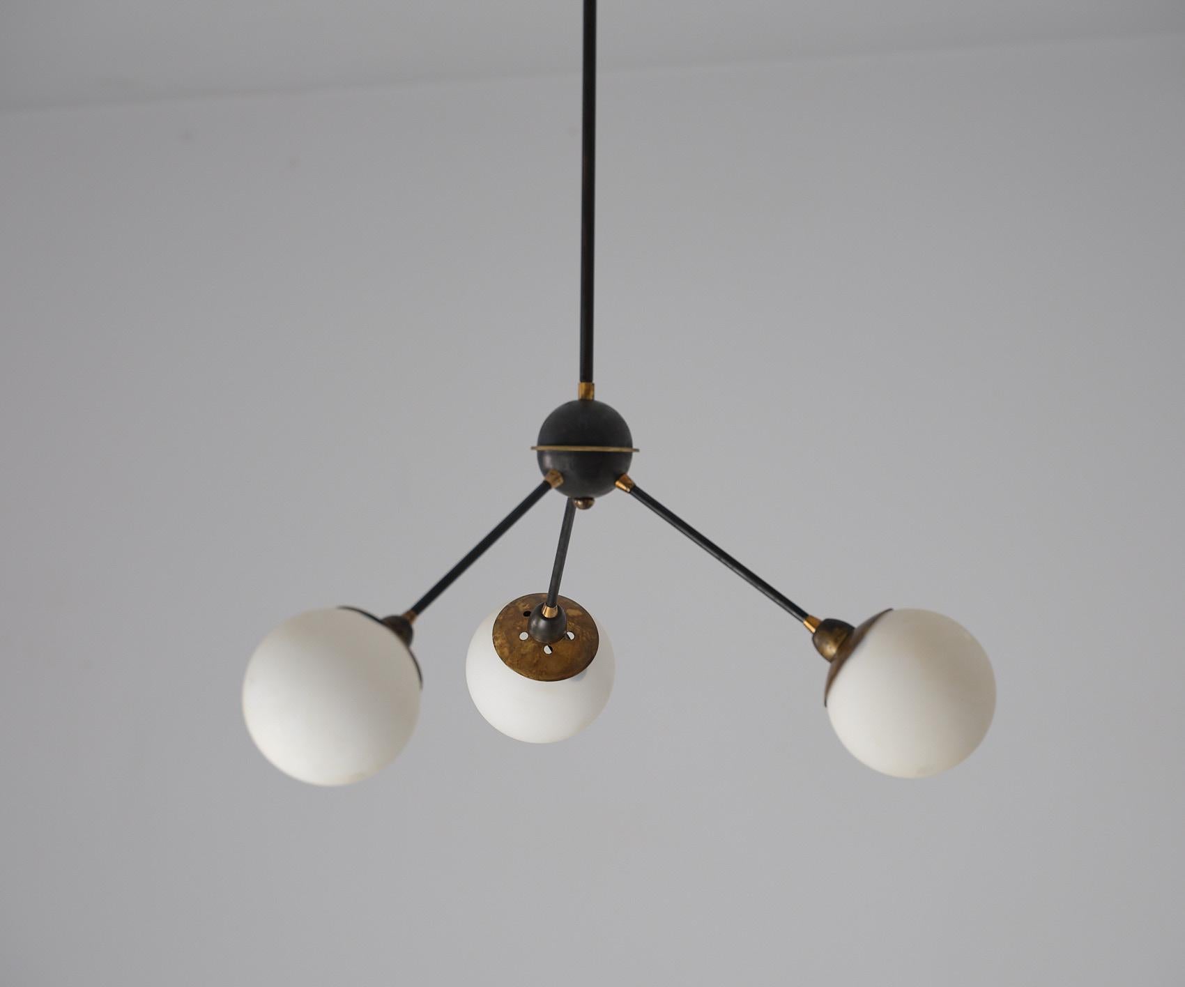 Lampadario di design italiano anni '50 in ottone con tre luci in vendita 2