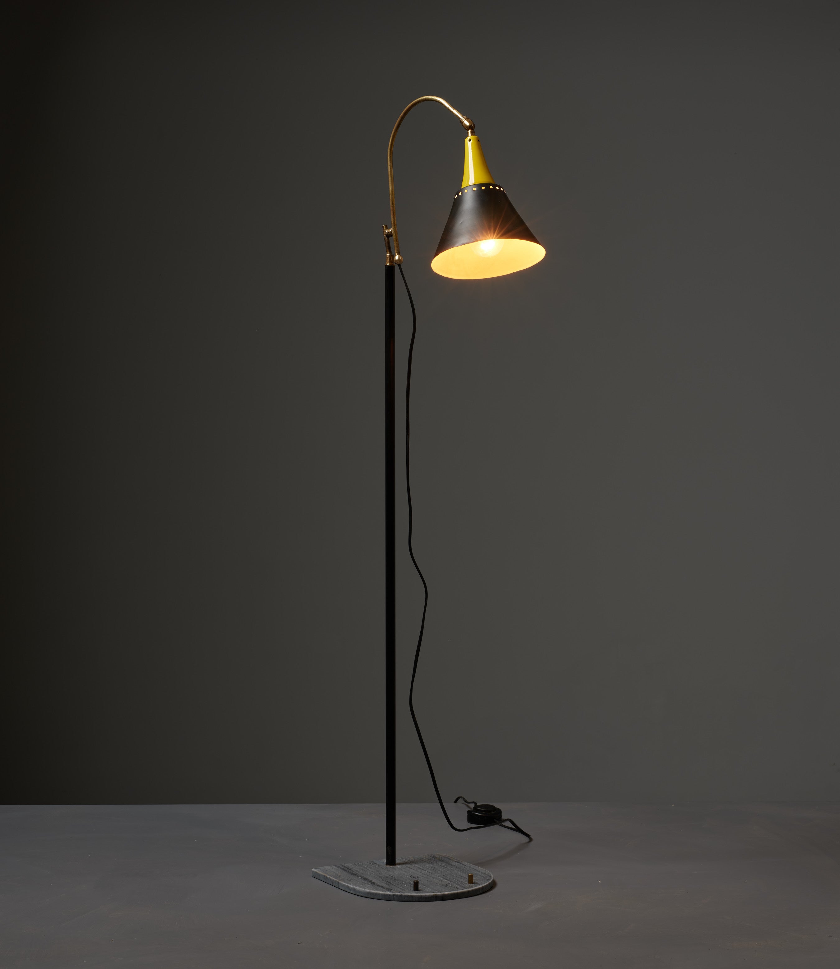 Introducing our exquisite Italian Design Vintage Floor Lamp, reminiscent of the elegant 1950s era. This stunning lamp boasts a sleek black and yellow enamel metal shade and a sturdy black enamel and brass-coated iron stem, perfectly complemented by