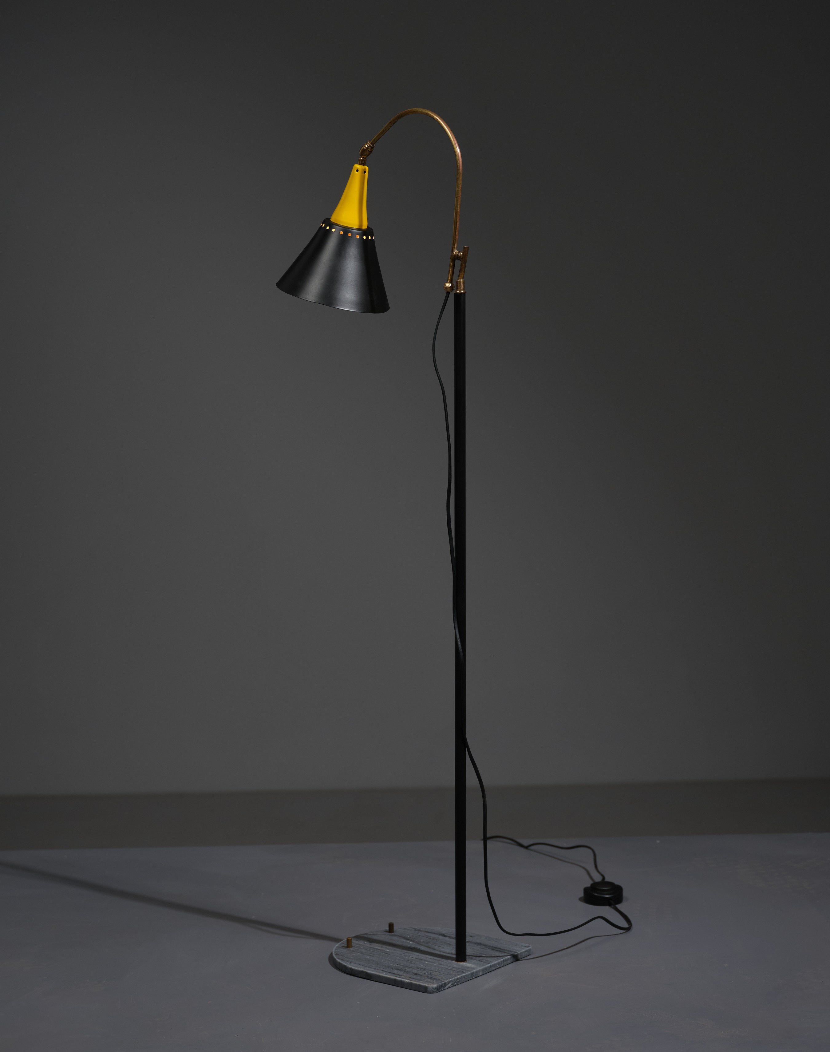 1950s Italian Design Floor Lamp - Enamel Metal Shade, Brass Accents For Sale 4
