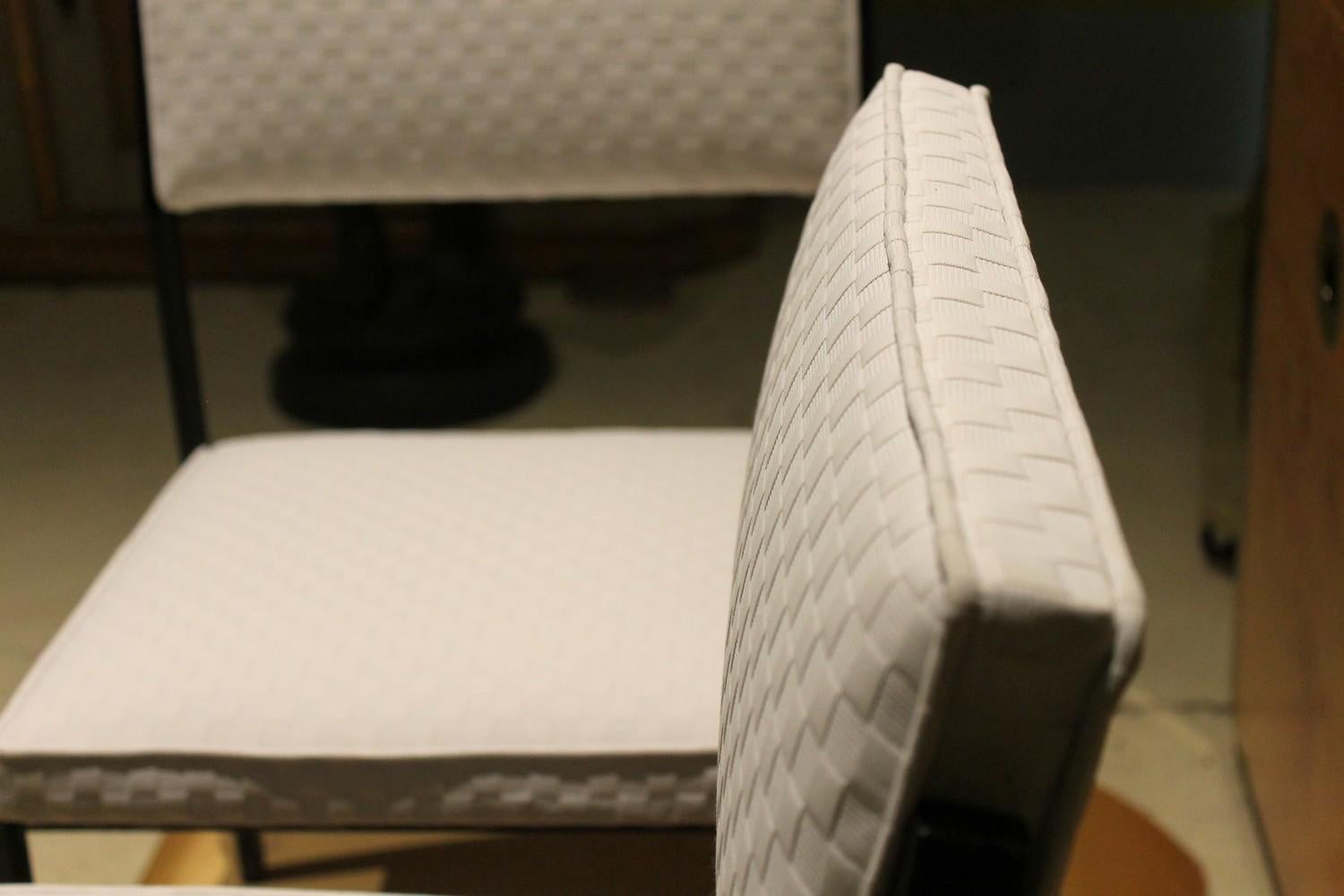 Sedie da salotto basse di design italiano degli anni '50 Struttura in ferro nero e imbottitura bianco ghiaccio in vendita 8
