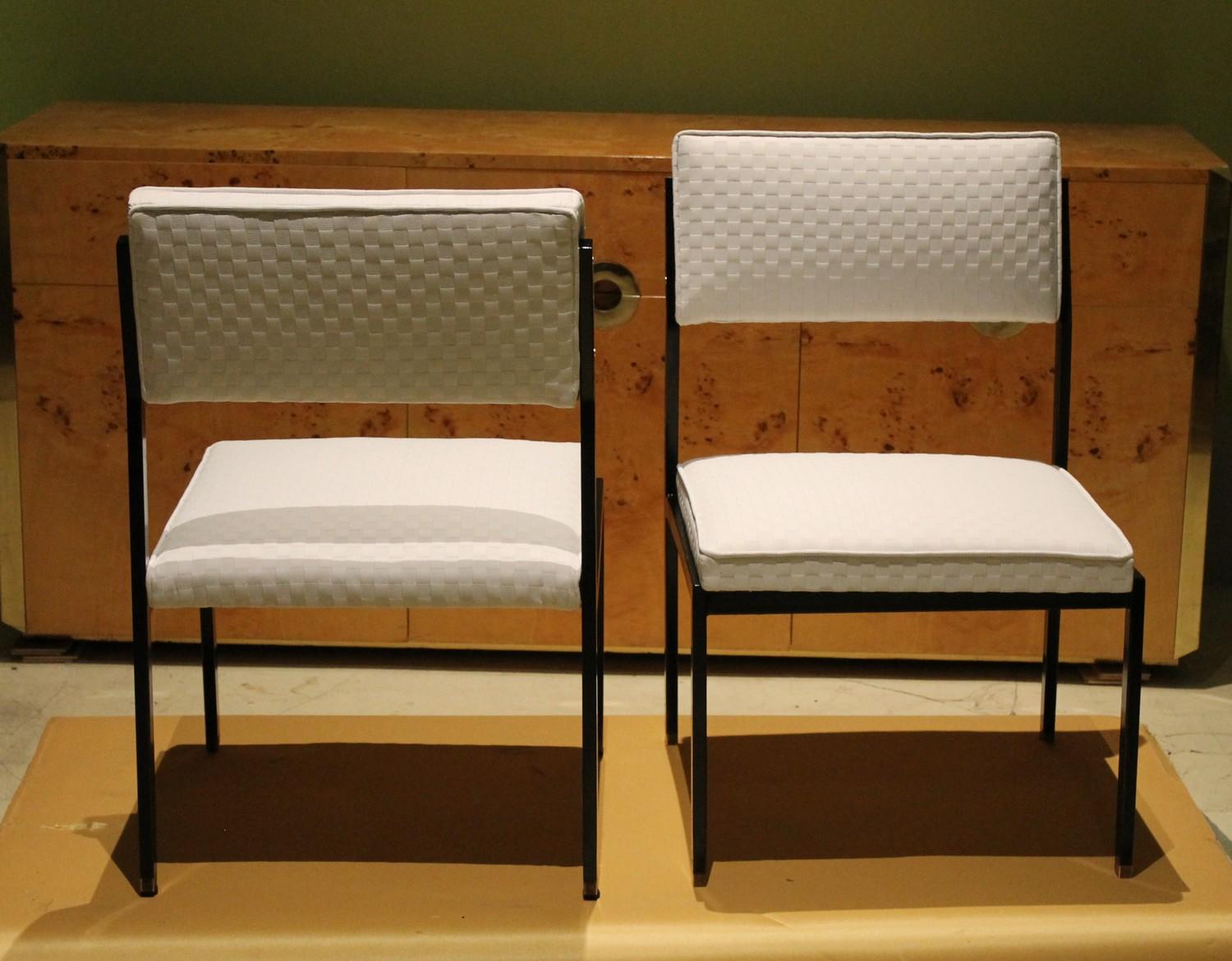 Dorato Sedie da salotto basse di design italiano degli anni '50 Struttura in ferro nero e imbottitura bianco ghiaccio in vendita