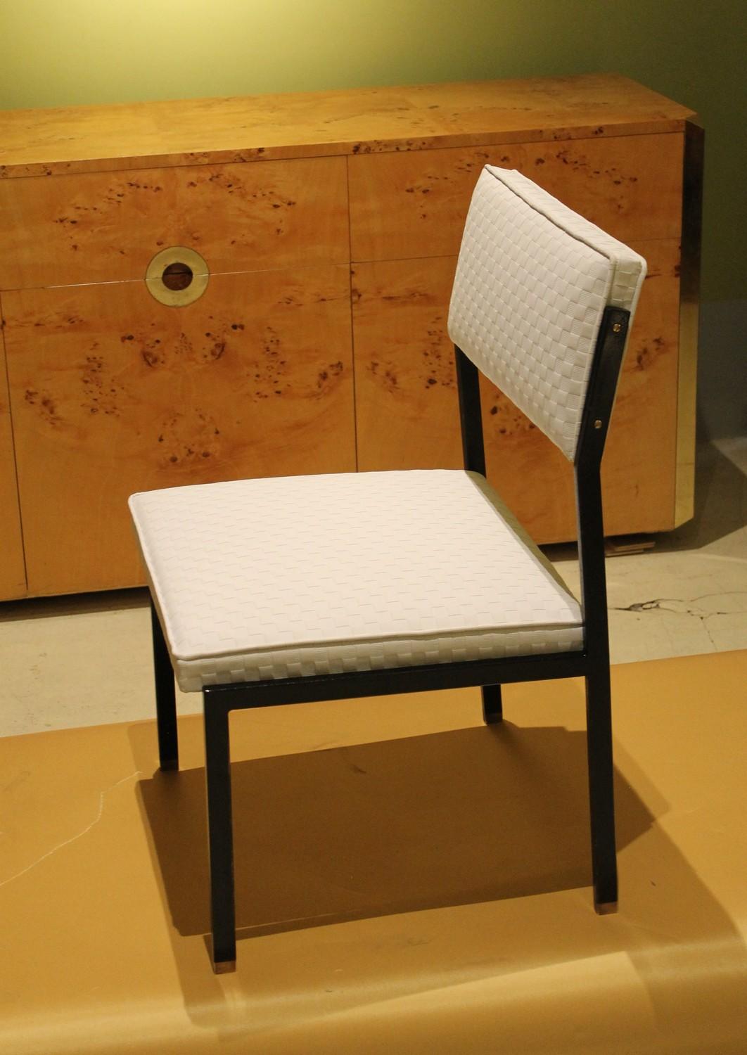 Sedie da salotto basse di design italiano degli anni '50 Struttura in ferro nero e imbottitura bianco ghiaccio In condizioni buone in vendita a Firenze, IT