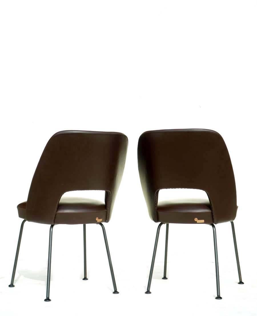 Coppia di sedie da salotto
design Mobiltecnica
Italia, anni '50

Tappezzeria originale marrone scuro in ottime condizioni.