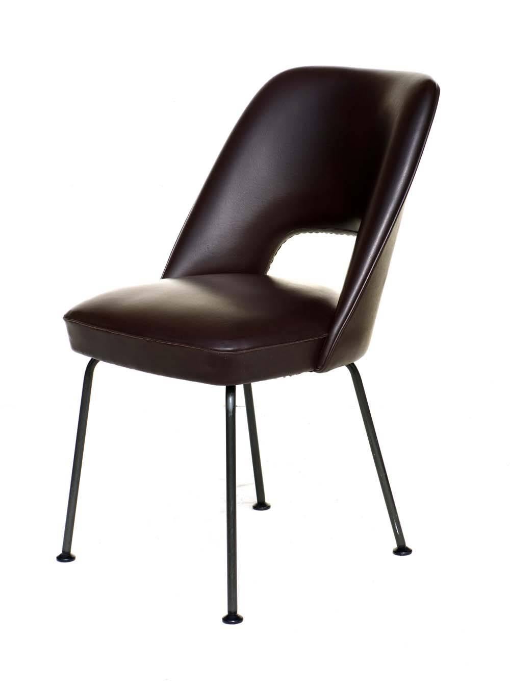 Mid-Century moderno Coppia di poltrone da salotto in marrone del 1950 di design italiano del Medioevo in vendita