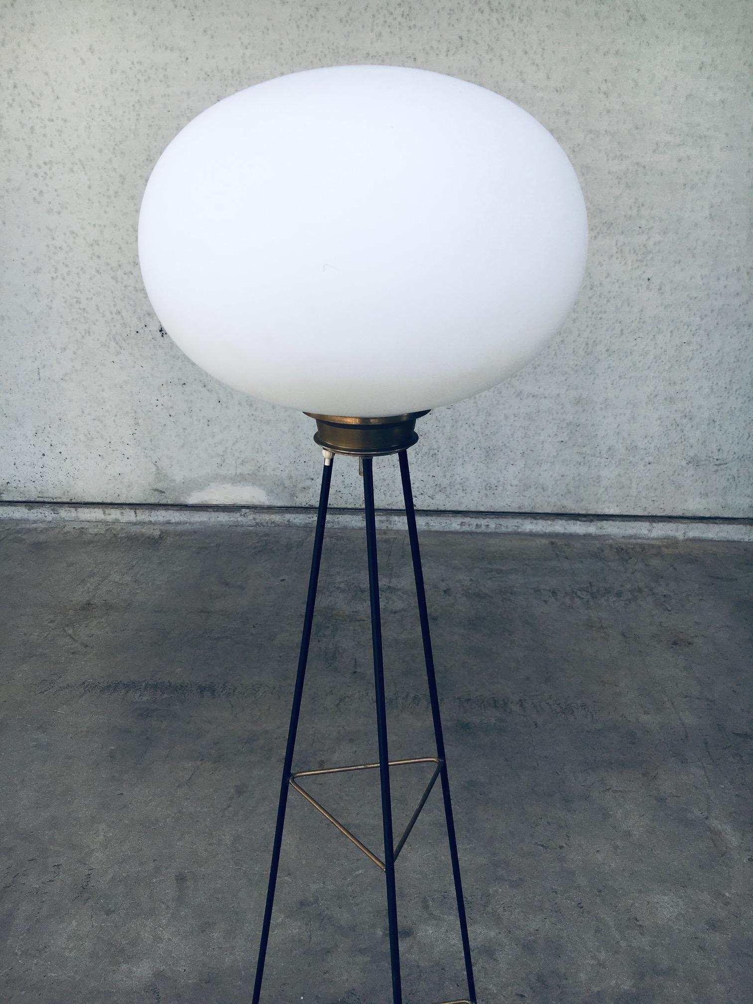 1950's Italian Design Opaline Tripod Floor Lamp For Sale 4