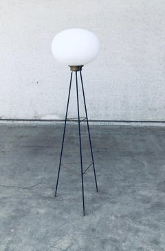 Lampada da terra a treppiede opalina di design italiano degli anni '50