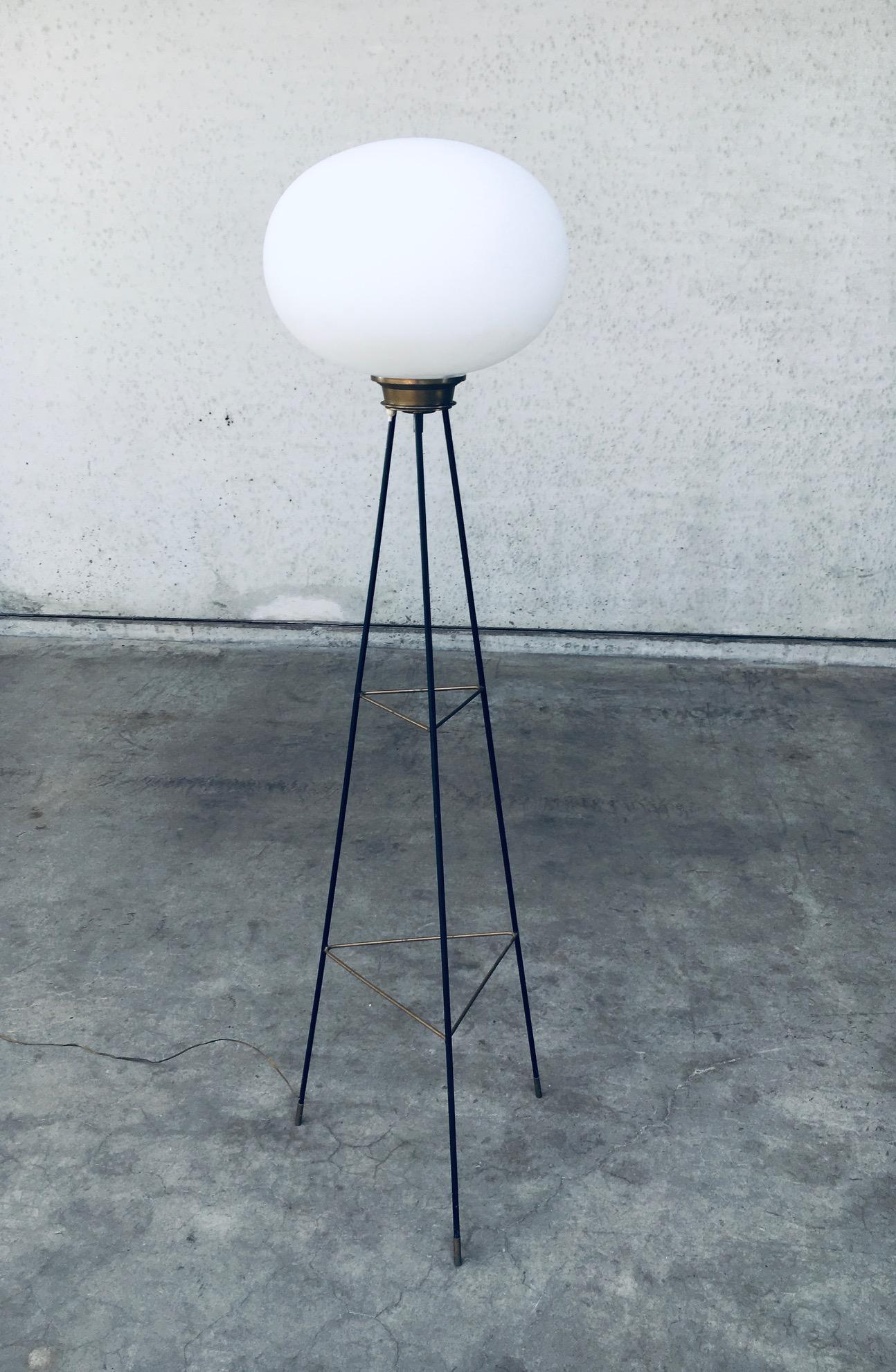 1950's Italian Design Opaline Tripod Floor Lamp In Good Condition For Sale In Oud-Turnhout, VAN