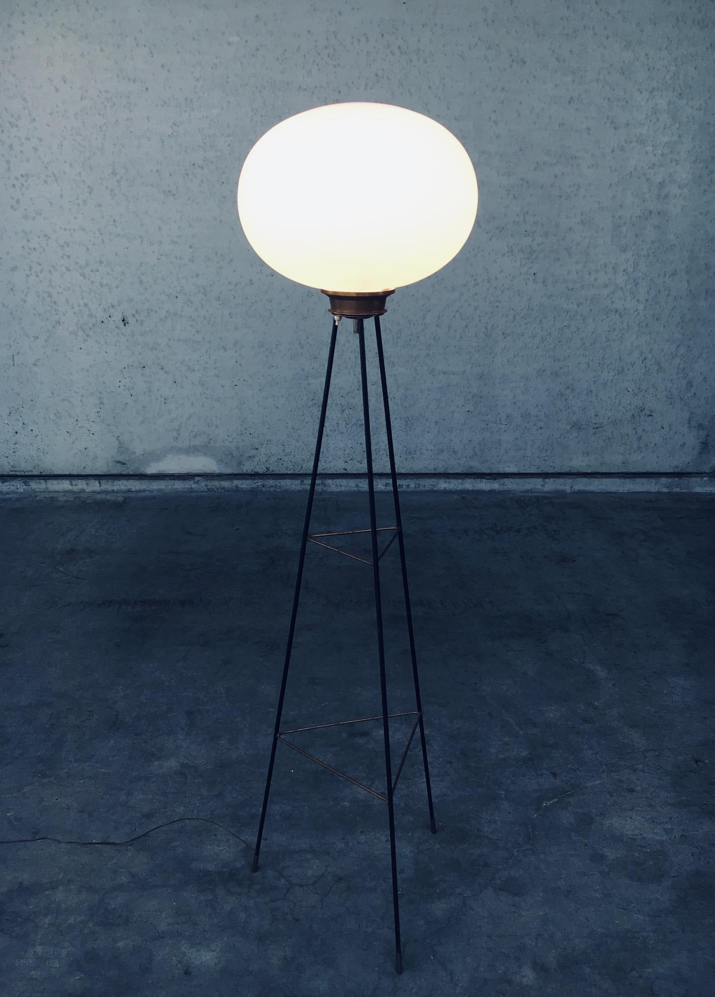 1950's Italian Design Opaline Tripod Stehleuchte (Metall) im Angebot