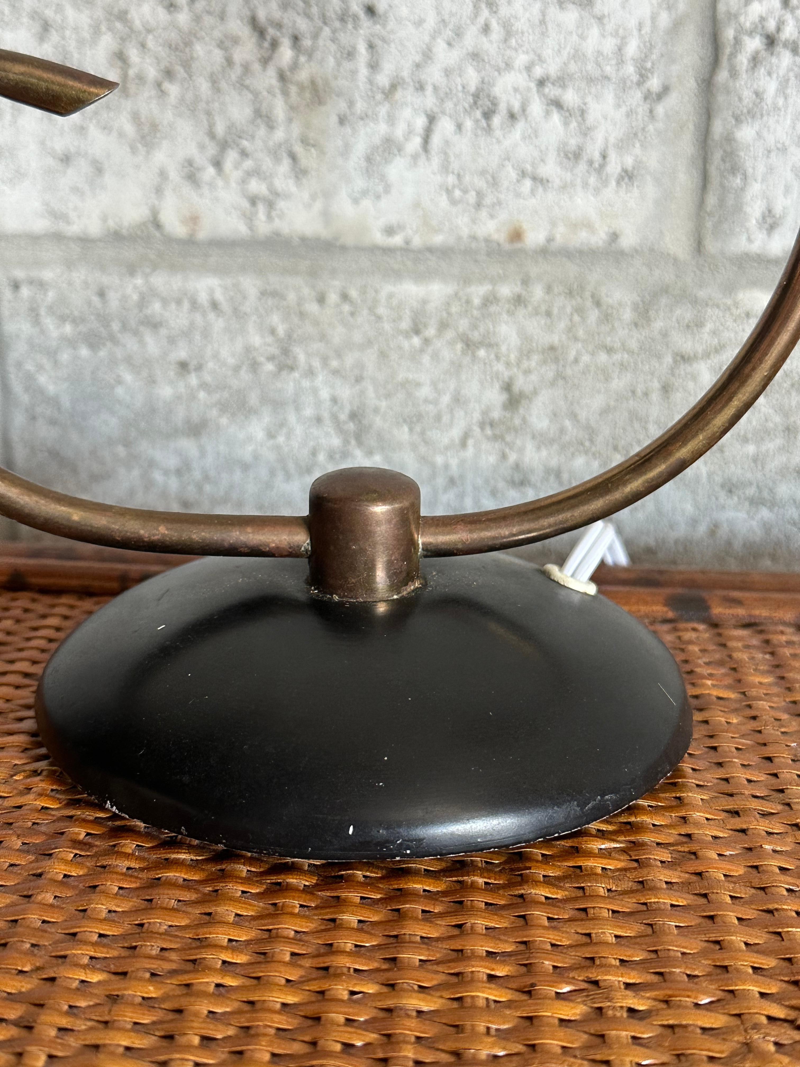 Milieu du XXe siècle 1950s Italian Designer Table Lamp Attr. À Stilux en vente