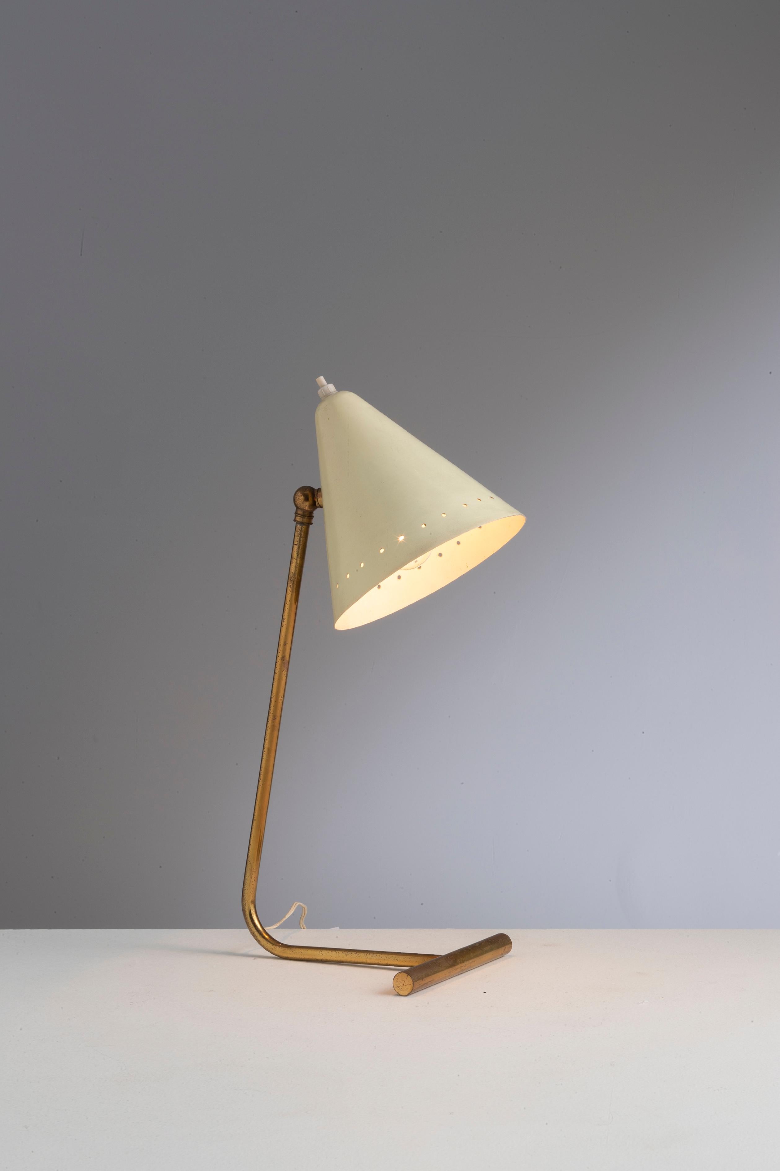 A desk Lamp by Gilardi & Barzaghi c.1955

Gilt tubular brass base and cream lacquered shade.

Condition: The original gilding has rubbed back to a lovely overall patina and the shade has been re-finished in cream lacquer. Re-wired and ready for