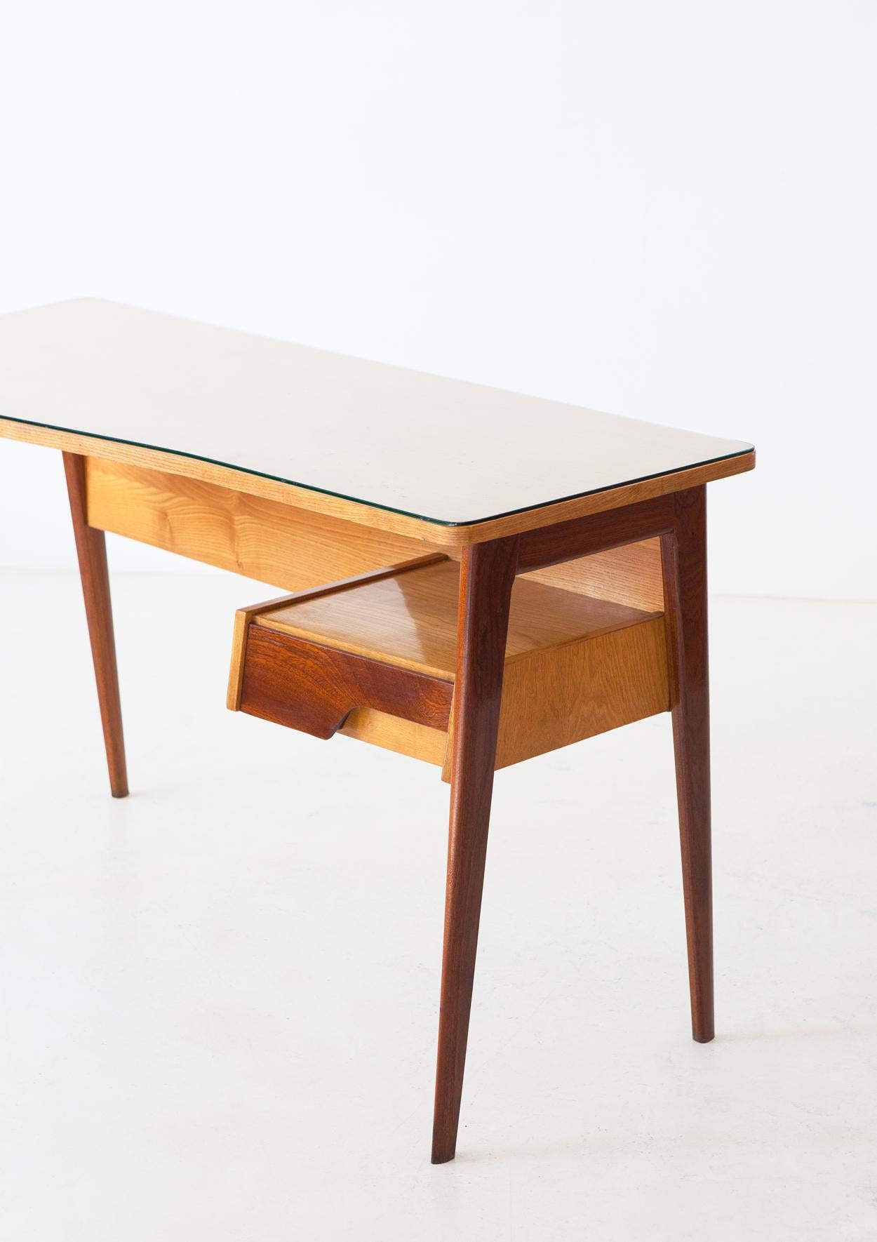 An Italian modern desk manufactured during the 1950s

Made of mahogany and oak.
The condition is original and very good.
A glass pane is placed on the top, this can also be removed.


Measures : Width 130 cm – Depth 50 to 60 cm ( in the deepest