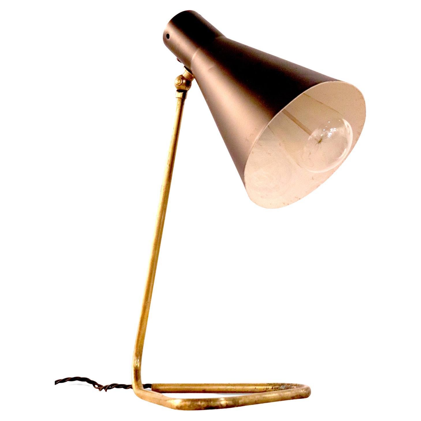 Lampada da scrivania/tavolo italiana degli anni '50 con base in ottone e paralume in acciaio smaltato nero
