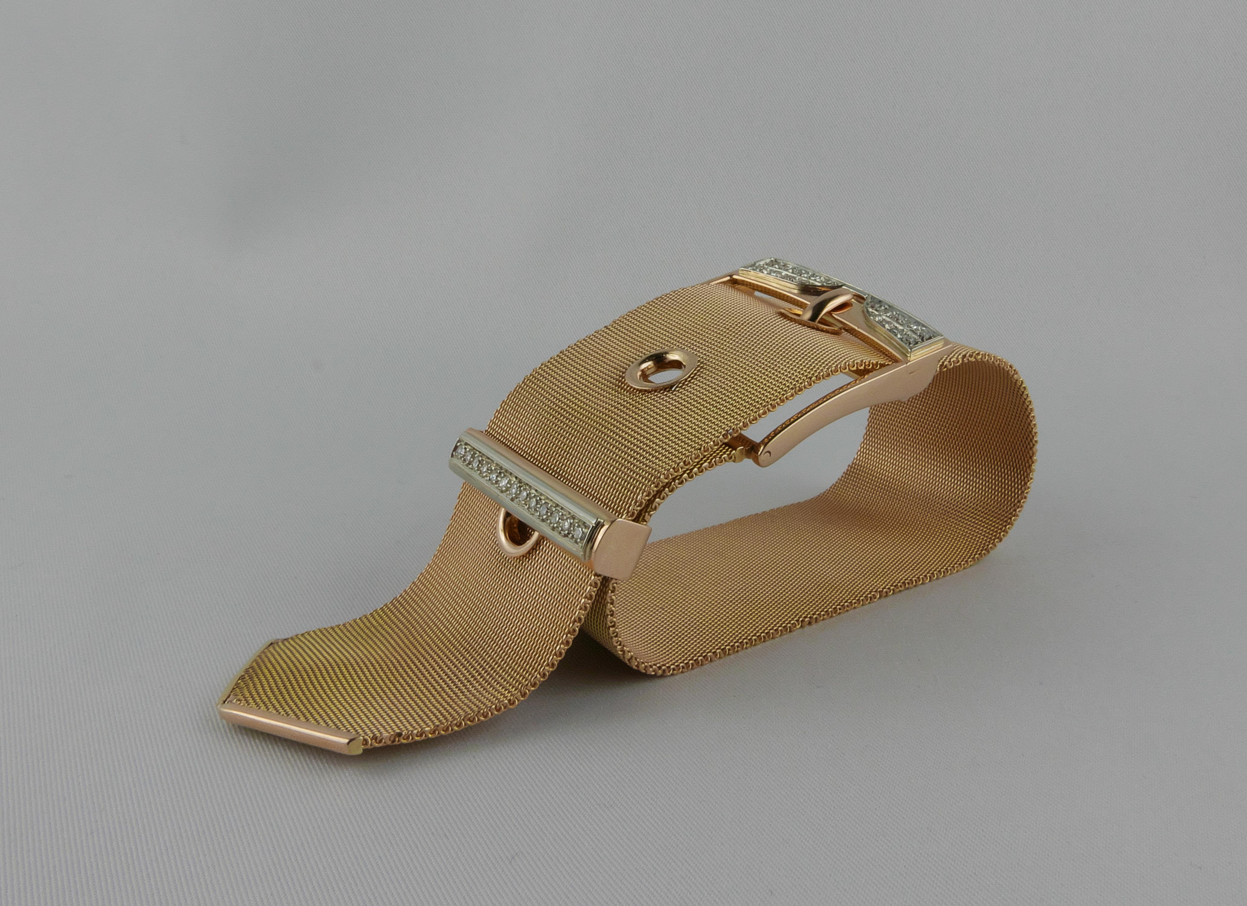 Extrêmement élégant et stylé bracelet italien des années 1950 à boucle en diamants en maille jaune 18 carats  L'or.  Chaîne tissée large et flexible avec grande boucle à ardillon  illuminé d'une simple et d'une double rangée de diamants de taille