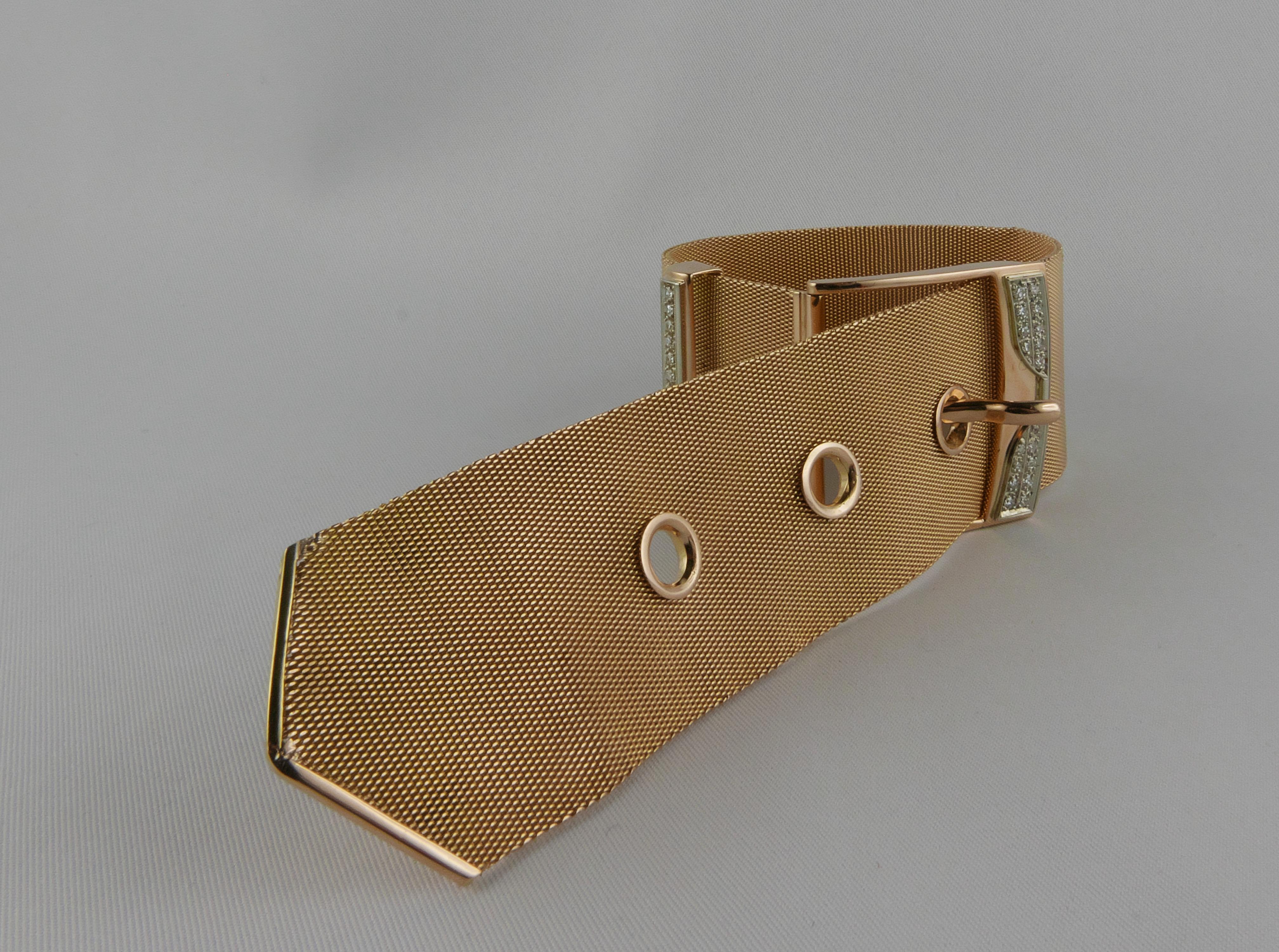 Taille ronde Bracelet italien des années 1950 en or jaune et blanc avec boucle à diamants. en vente