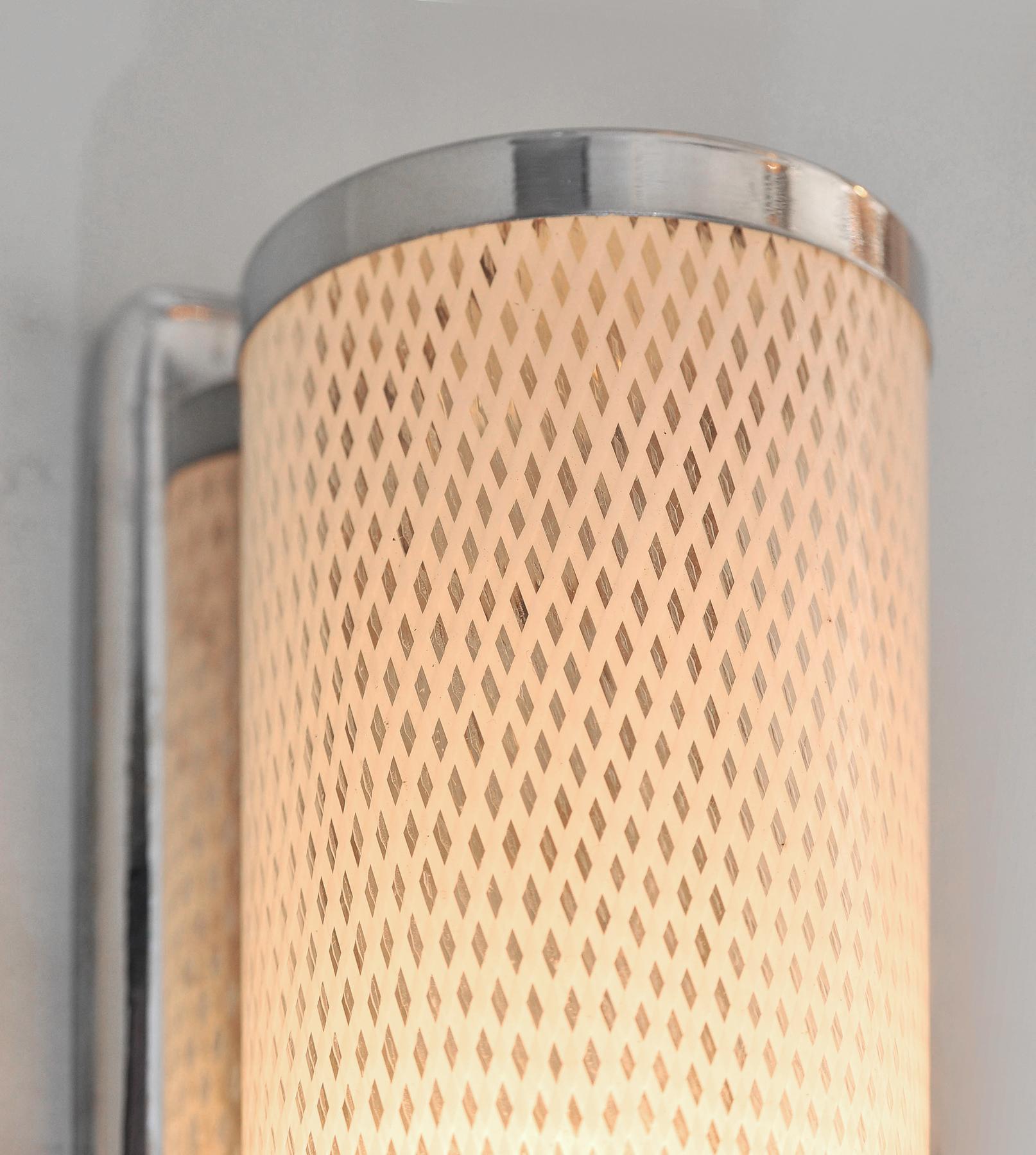 Mid-Century moderno 1950s Italian diamond 'Lattice' glass Wall Light with chrome frame in vendita