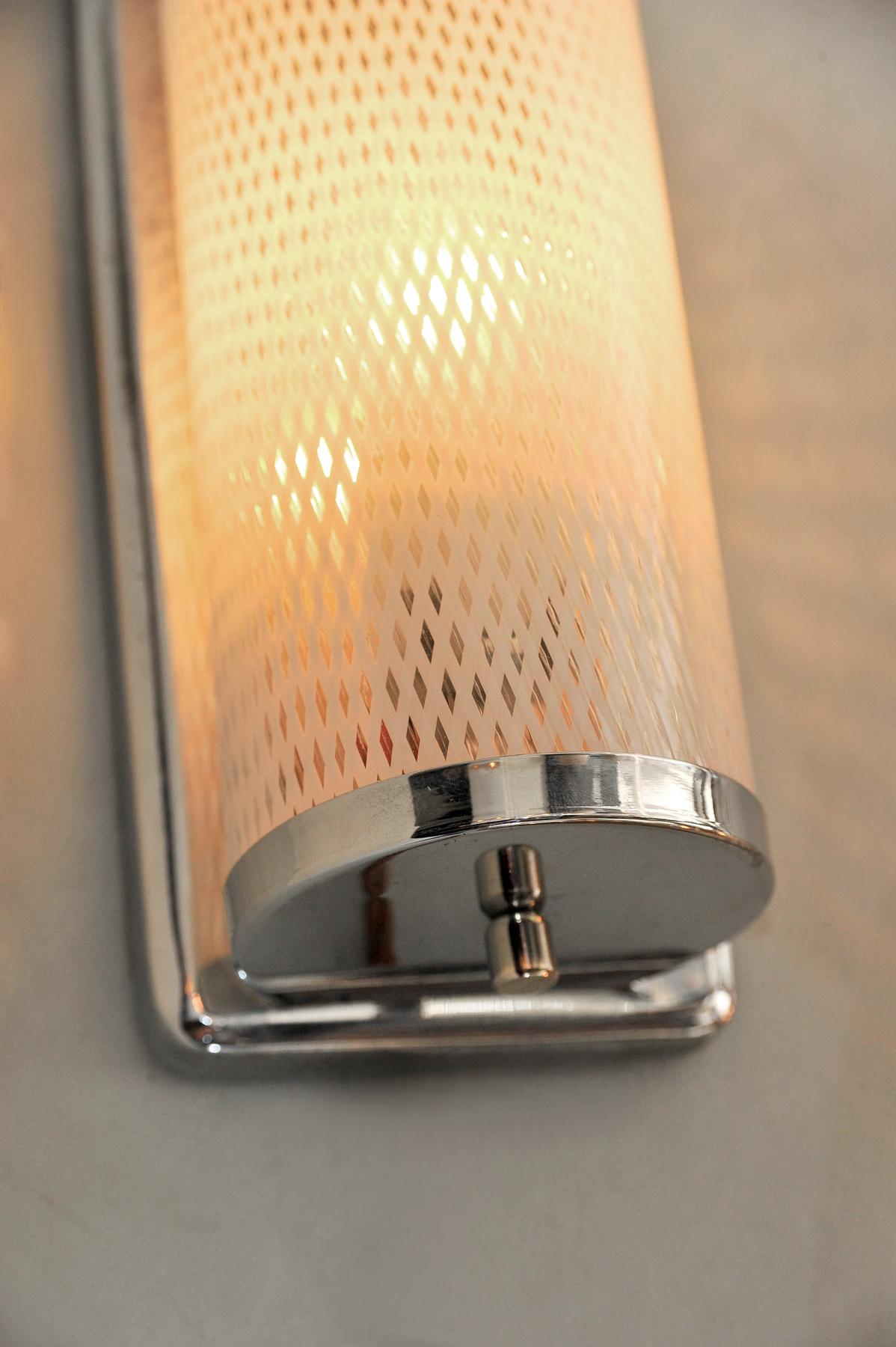 Italiano 1950s Italian diamond 'Lattice' glass Wall Light with chrome frame in vendita